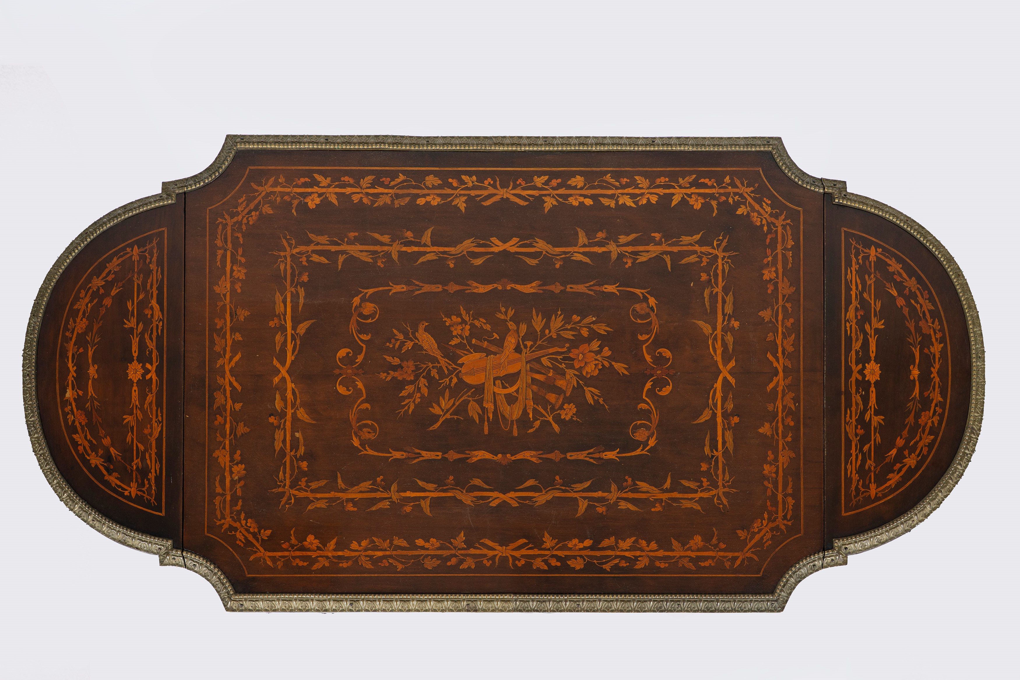 Tavolino con alette, intarsio vegetale e finiture in bronzo dorato, fine secolo XIX