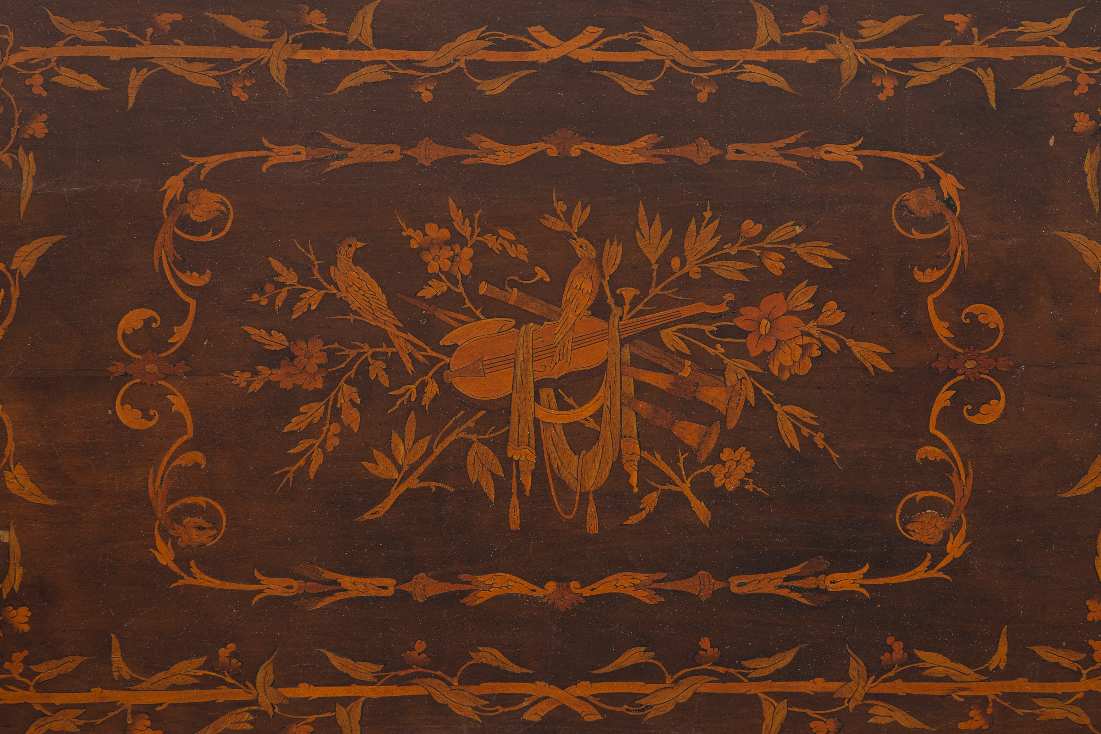 Tavolino con alette, intarsio vegetale e finiture in bronzo dorato, fine secolo XIX