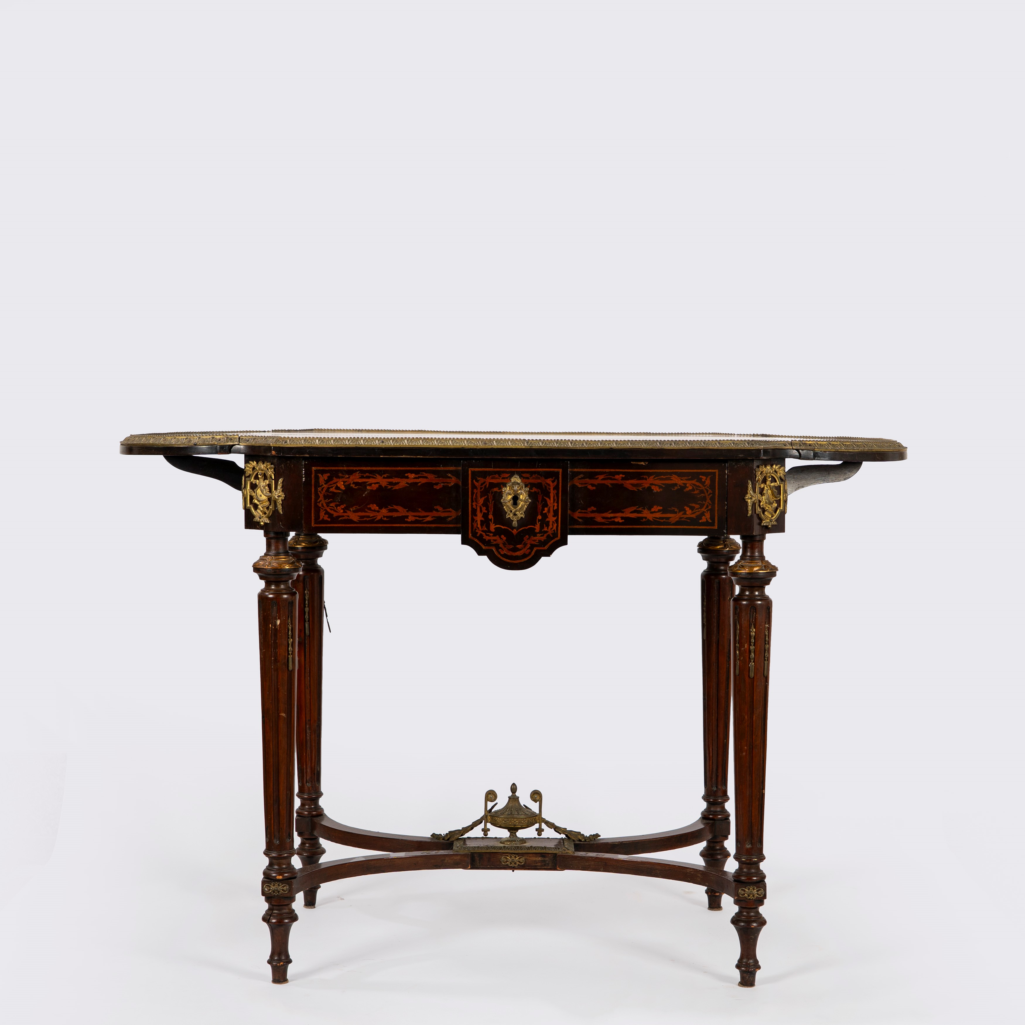 Tavolino con alette, intarsio vegetale e finiture in bronzo dorato, fine secolo XIX