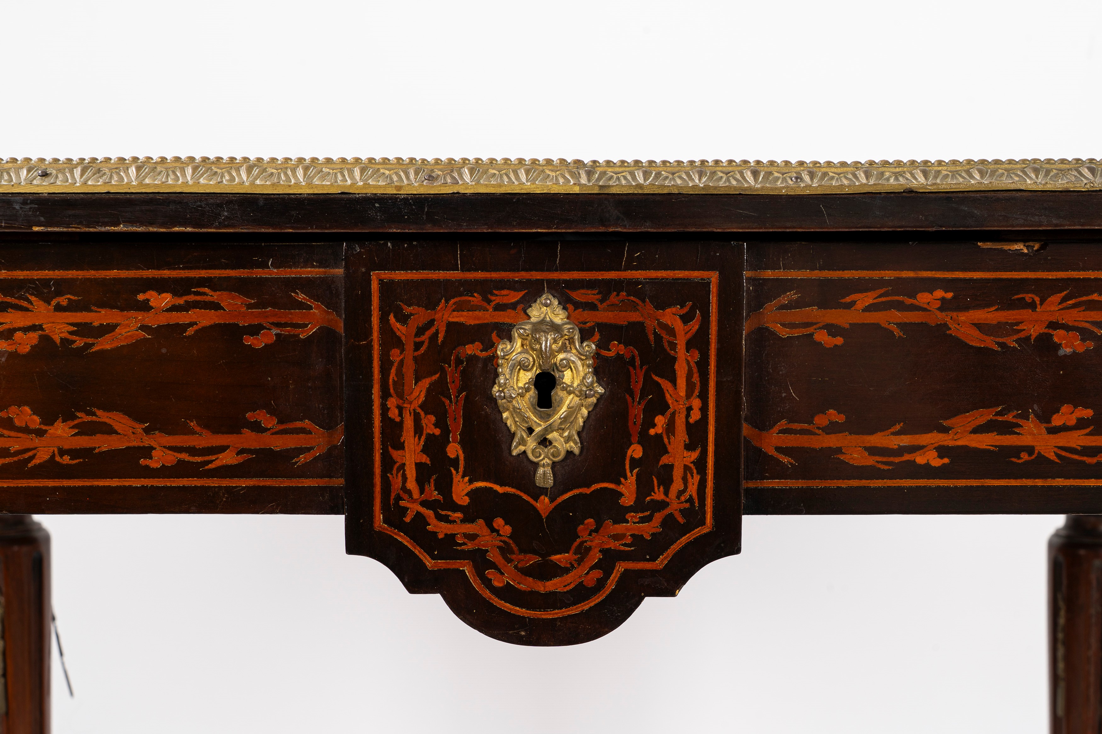 Tavolino con alette, intarsio vegetale e finiture in bronzo dorato, fine secolo XIX
