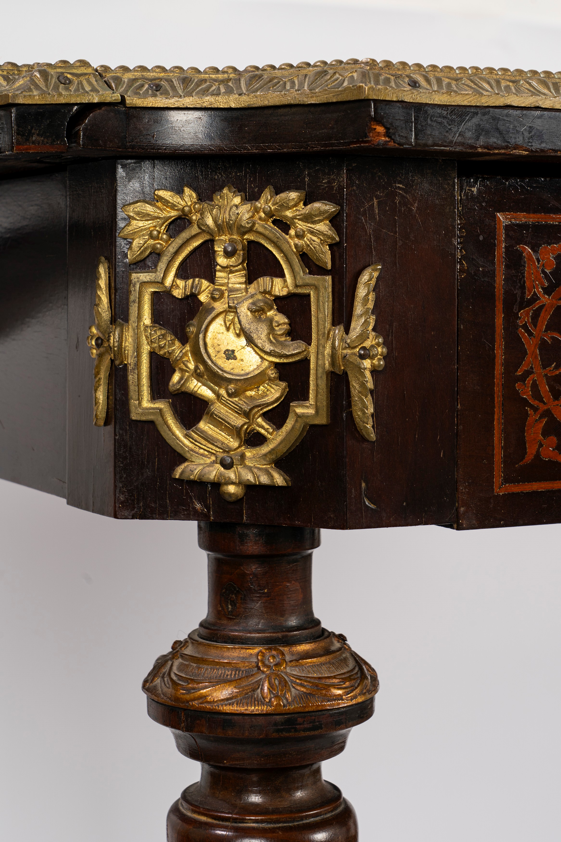 Tavolino con alette, intarsio vegetale e finiture in bronzo dorato, fine secolo XIX
