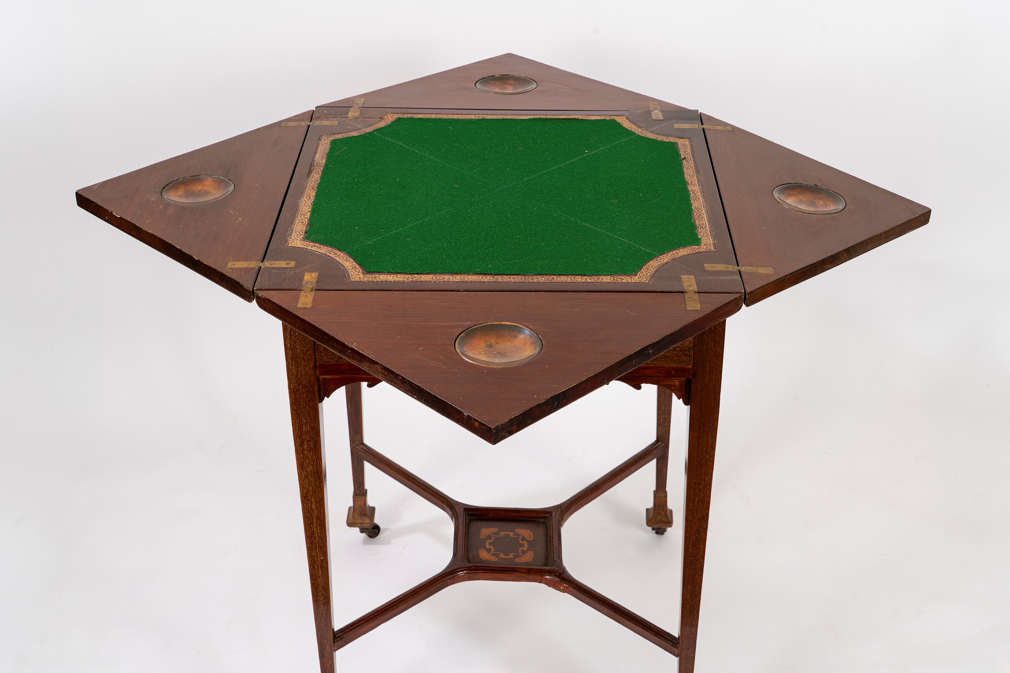 Tavolino da gioco Liberty, intarsi in legni vari e ottone a motivi floreali