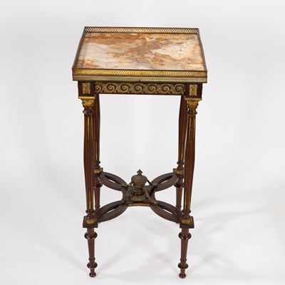 Gueridon in legno intagliato con finiture in bronzo dorato e piano in onice, fine XIX secolo