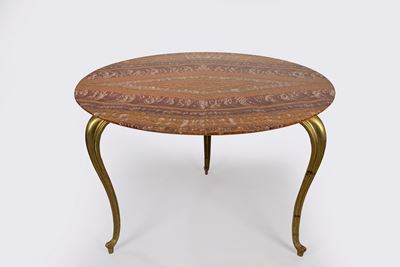 Tavolo tondo con piano in onice, base a treppiedi in bronzo dorato, secolo XX