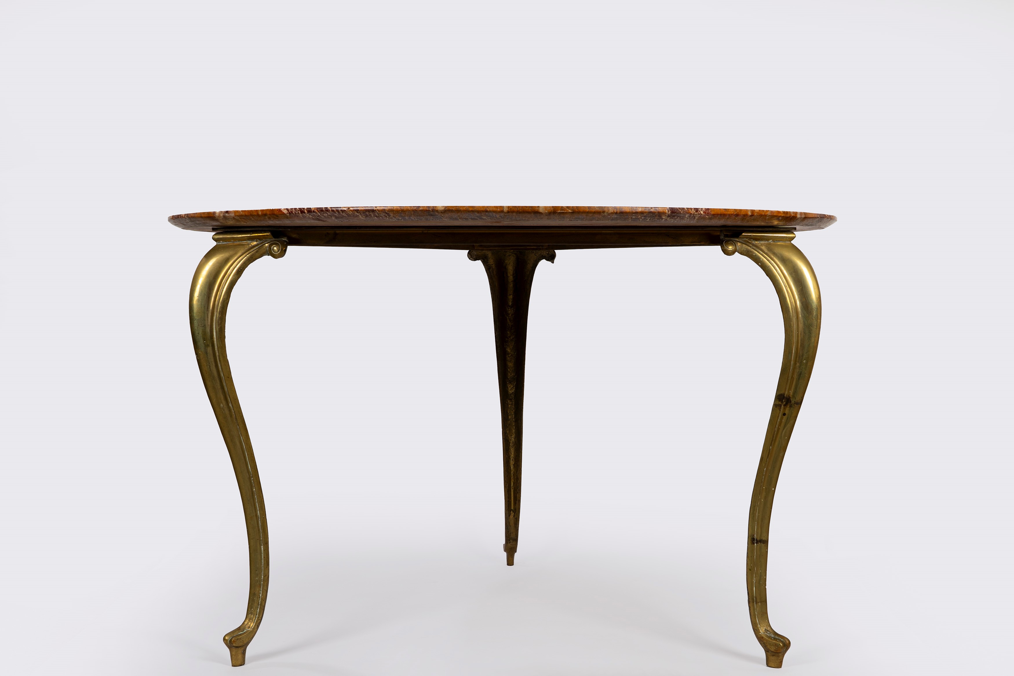Tavolo tondo con piano in onice, base a treppiedi in bronzo dorato, secolo XX