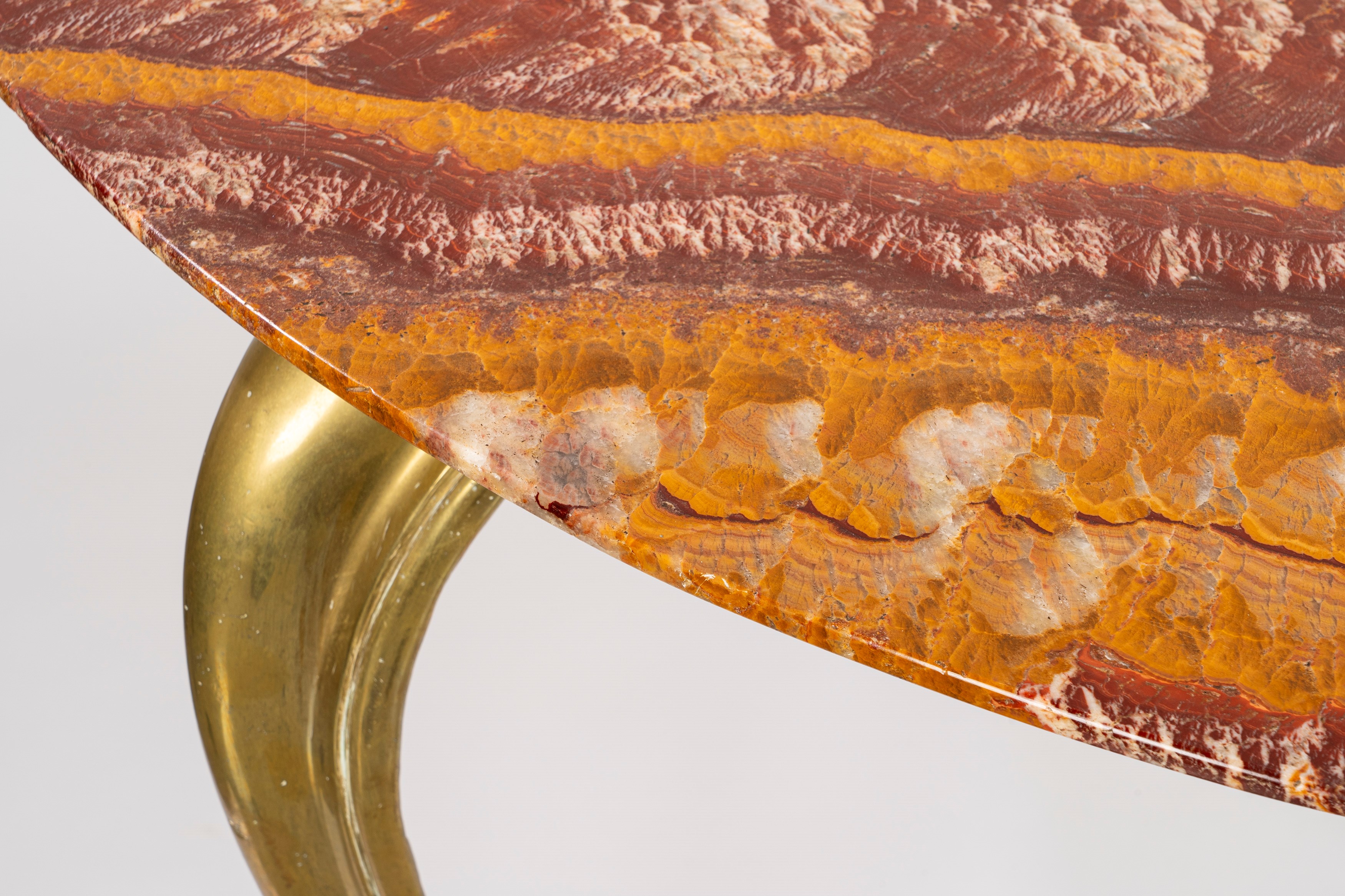 Tavolo tondo con piano in onice, base a treppiedi in bronzo dorato, secolo XX