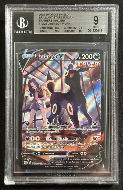 Umbreon V, Character Super Rare BRS TG22 (Beckett 9) — edizione italiana Astri Lucenti