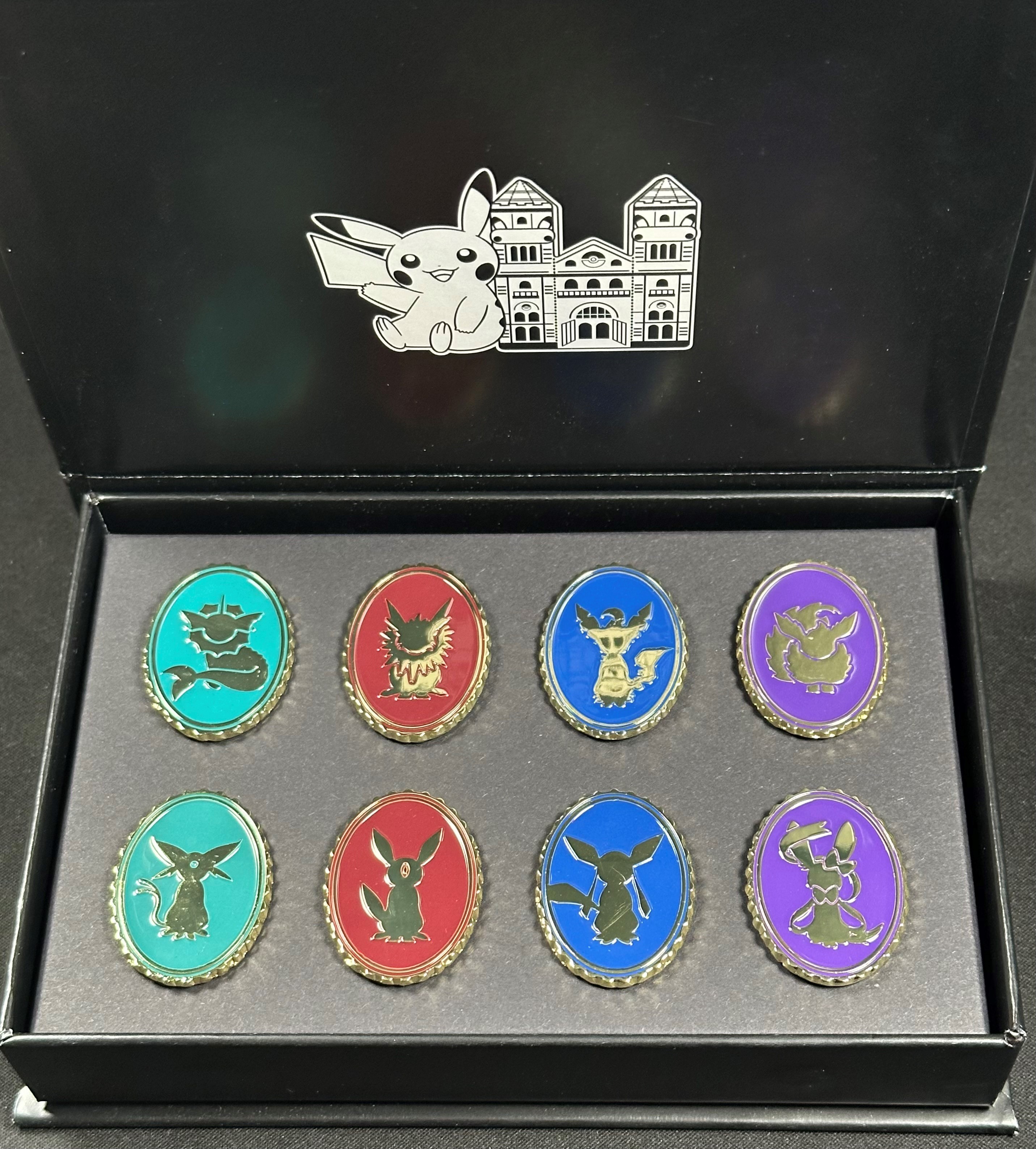 Set completo di pin Pokémon Eeveelutions per Natural History Museum, Original Box
