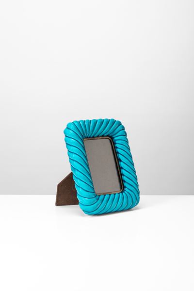 Cornice portafoto in ceramica smaltata, ottone e legno (1965 circa)