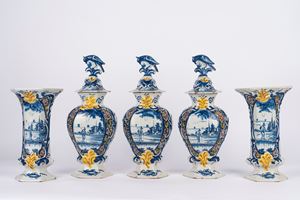 Lotto composto da due vasi a tromba e tre potiches in maiolica, manifattura di Delft, secolo XIX