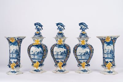 Manifattura di Delft, Coppia di vasi a tromba e tre potiches in maiolica dipinta, XIX secolo