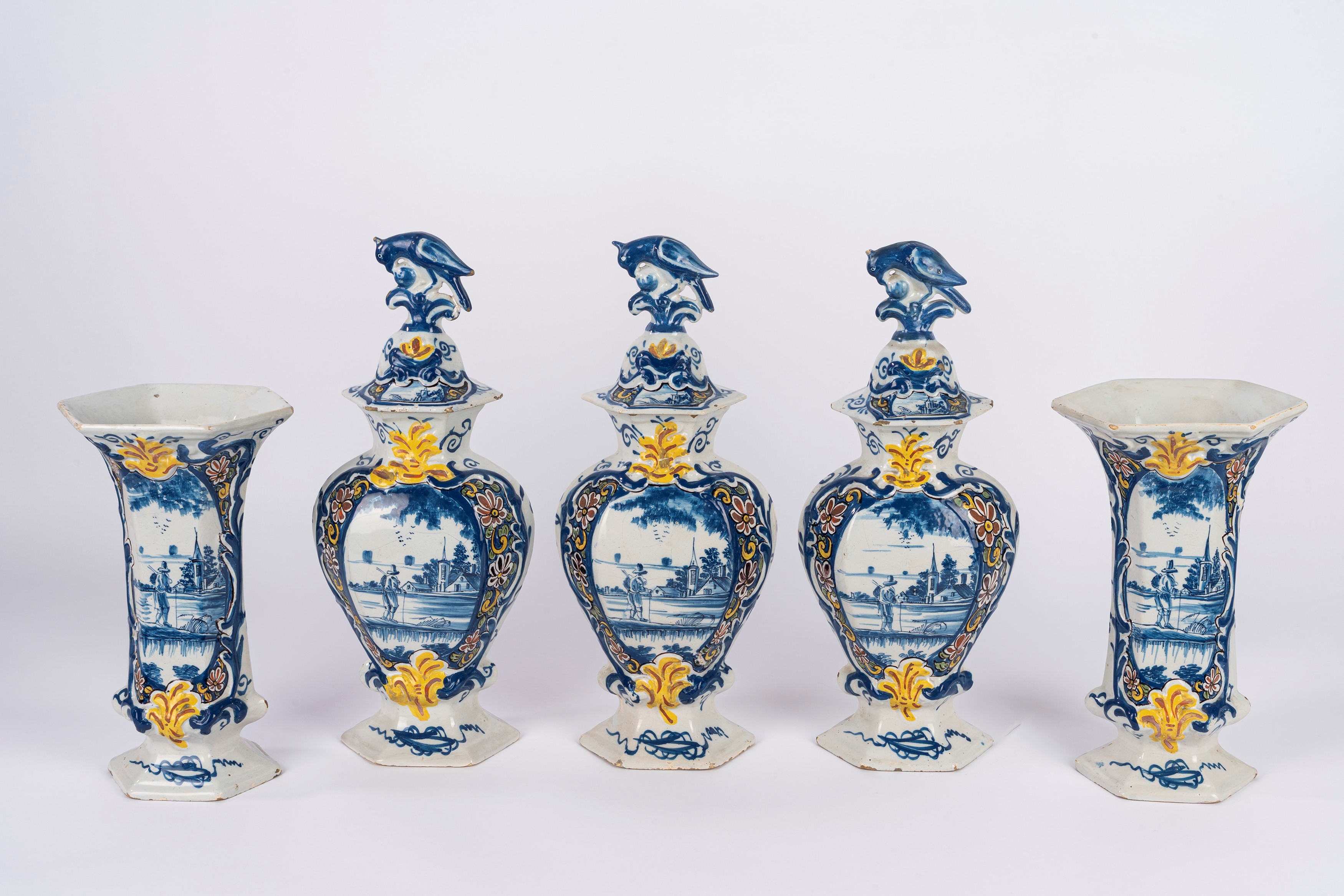 Manifattura di Delft, Coppia di vasi a tromba e tre potiches in maiolica dipinta, XIX secolo