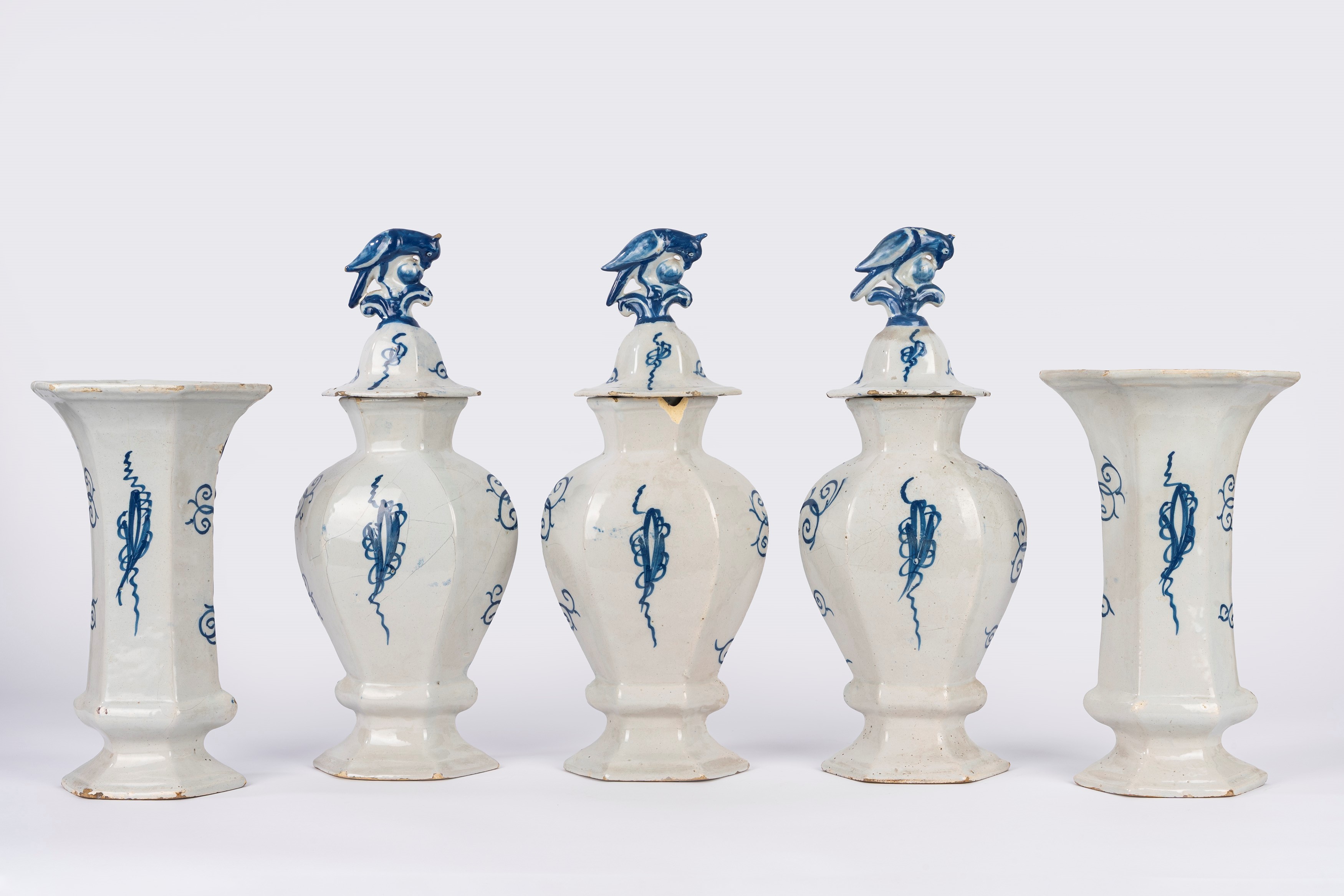 Manifattura di Delft, Coppia di vasi a tromba e tre potiches in maiolica dipinta, XIX secolo