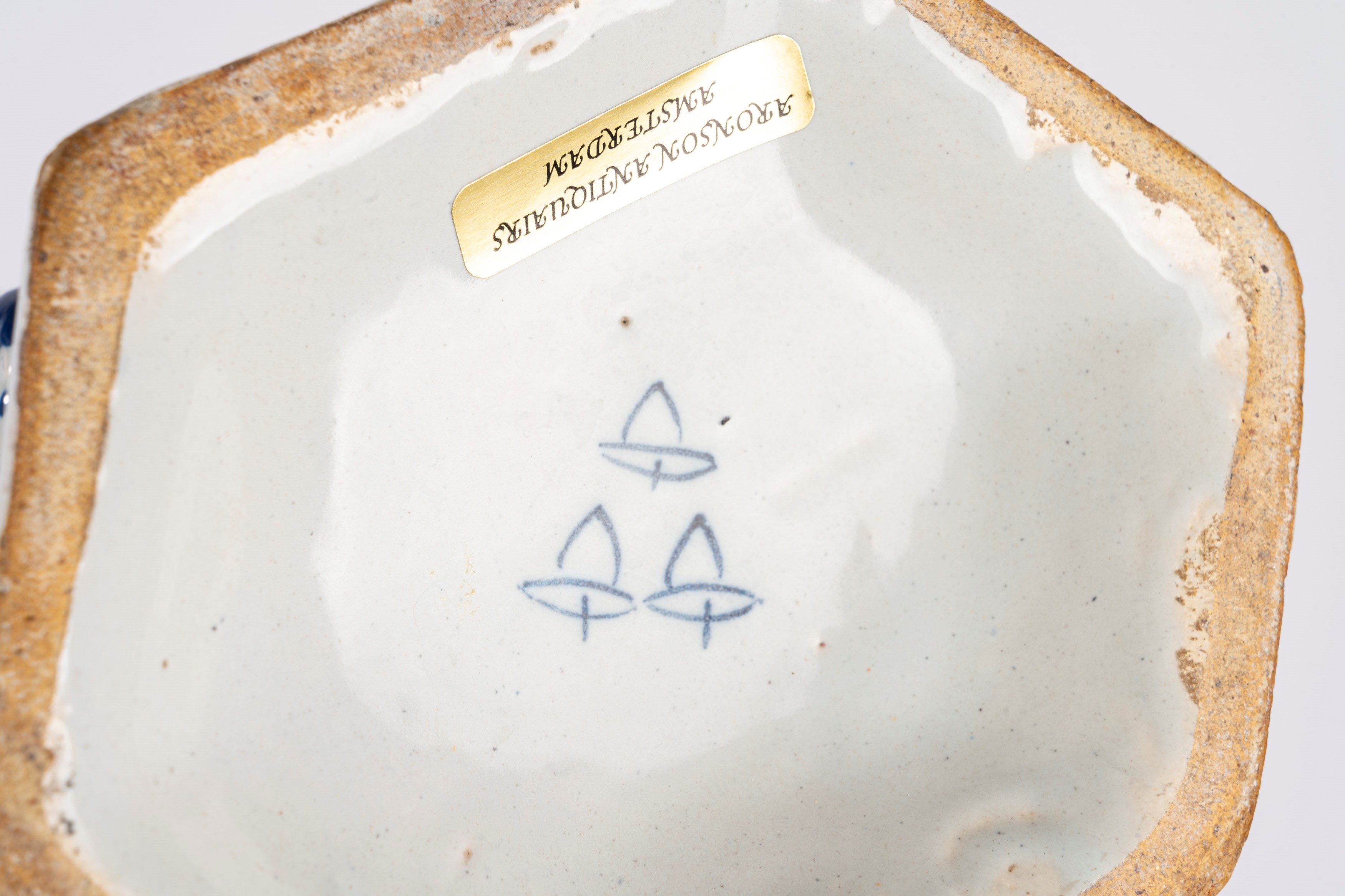 Manifattura di Delft, Coppia di vasi a tromba e tre potiches in maiolica dipinta, XIX secolo