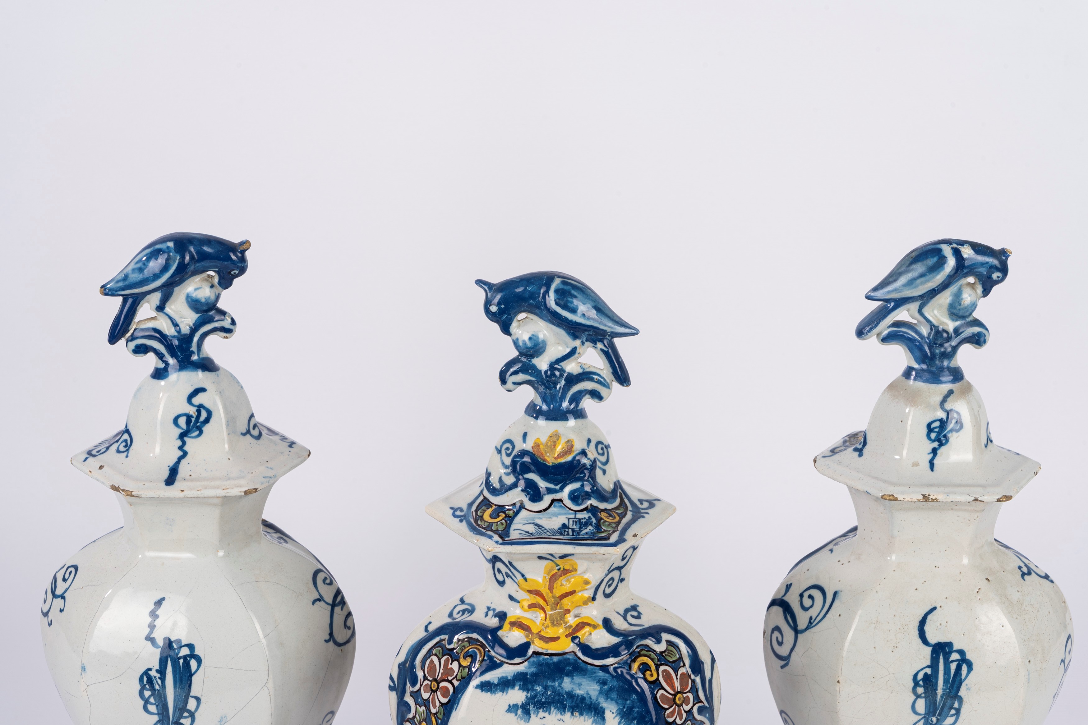 Manifattura di Delft, Coppia di vasi a tromba e tre potiches in maiolica dipinta, XIX secolo