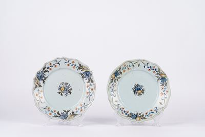 Coppia di piatti in maiolica policroma, decorazione floreale, diametro 23 cm