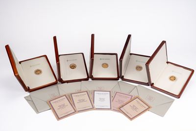 Laura Cretara, Set di 5 medaglie della serie “III millennio” in oro e platino con diamanti