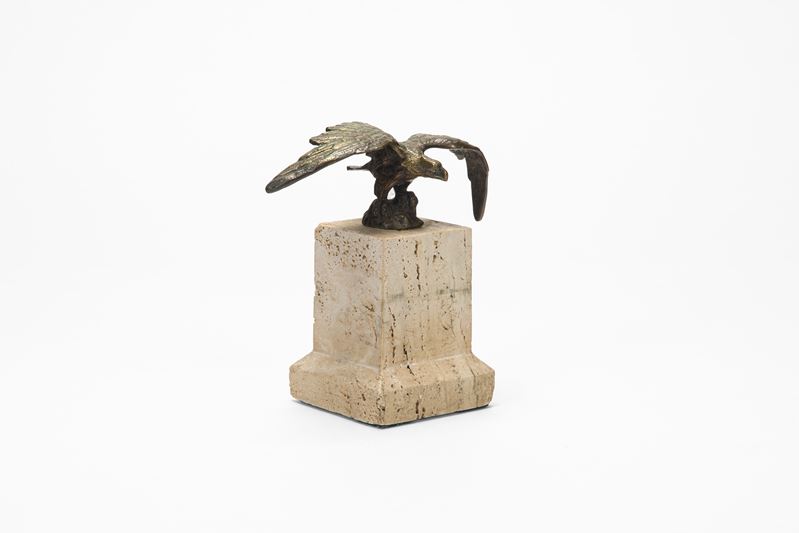 Scultura raffigurante aquila ad ali spiegate, bronzo su base in travertino