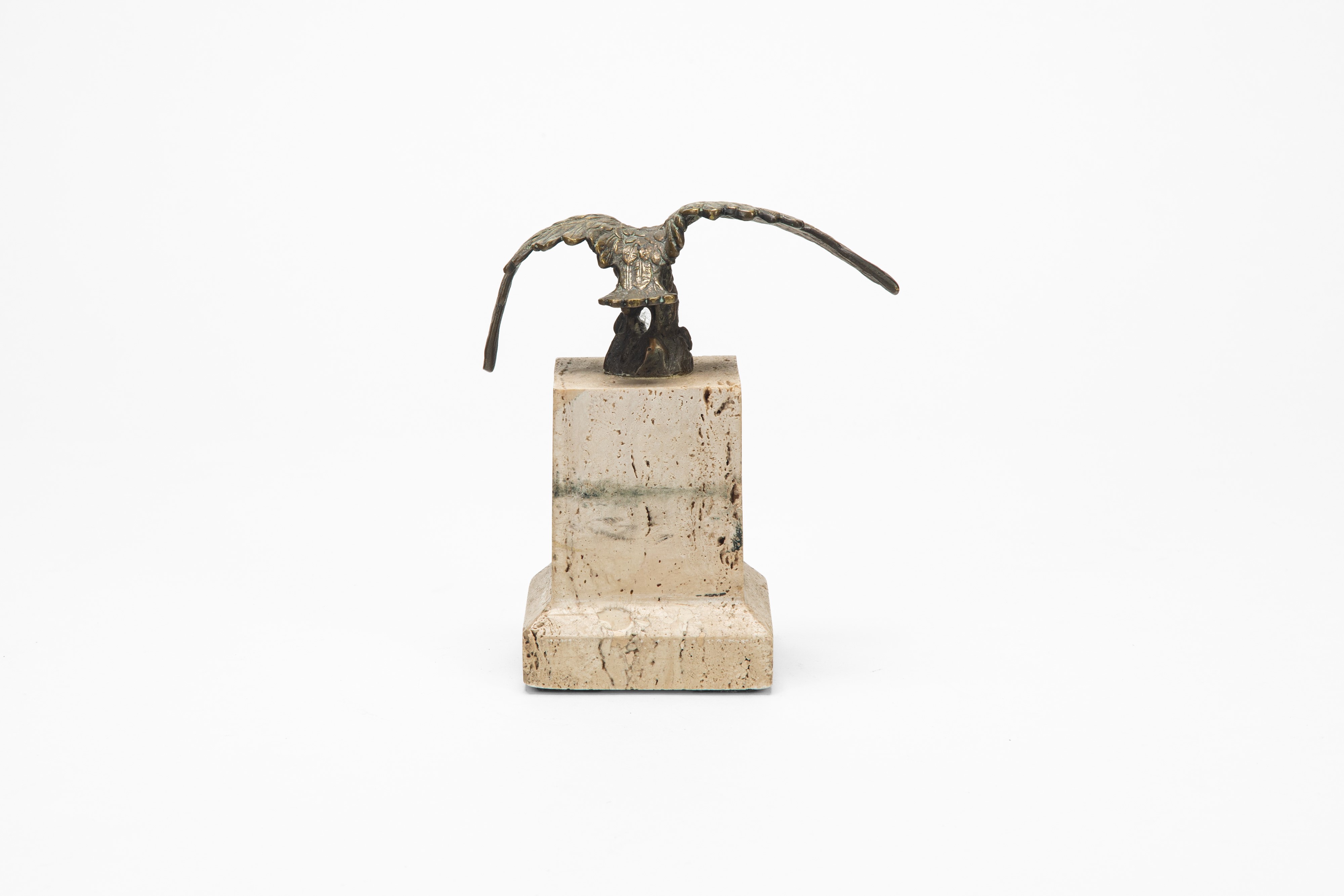 Scultura raffigurante aquila ad ali spiegate, bronzo su base in travertino
