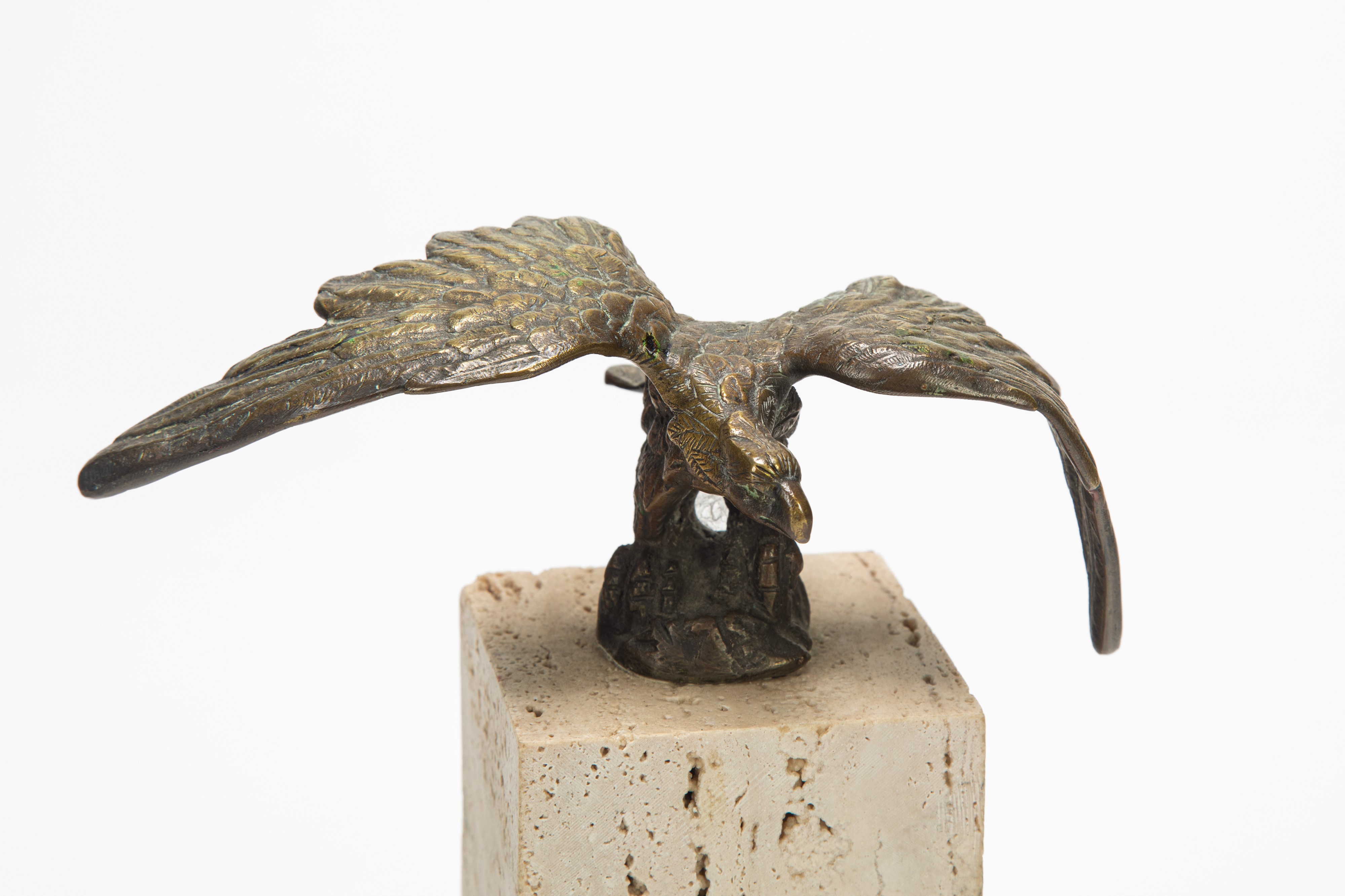 Scultura raffigurante aquila ad ali spiegate, bronzo su base in travertino
