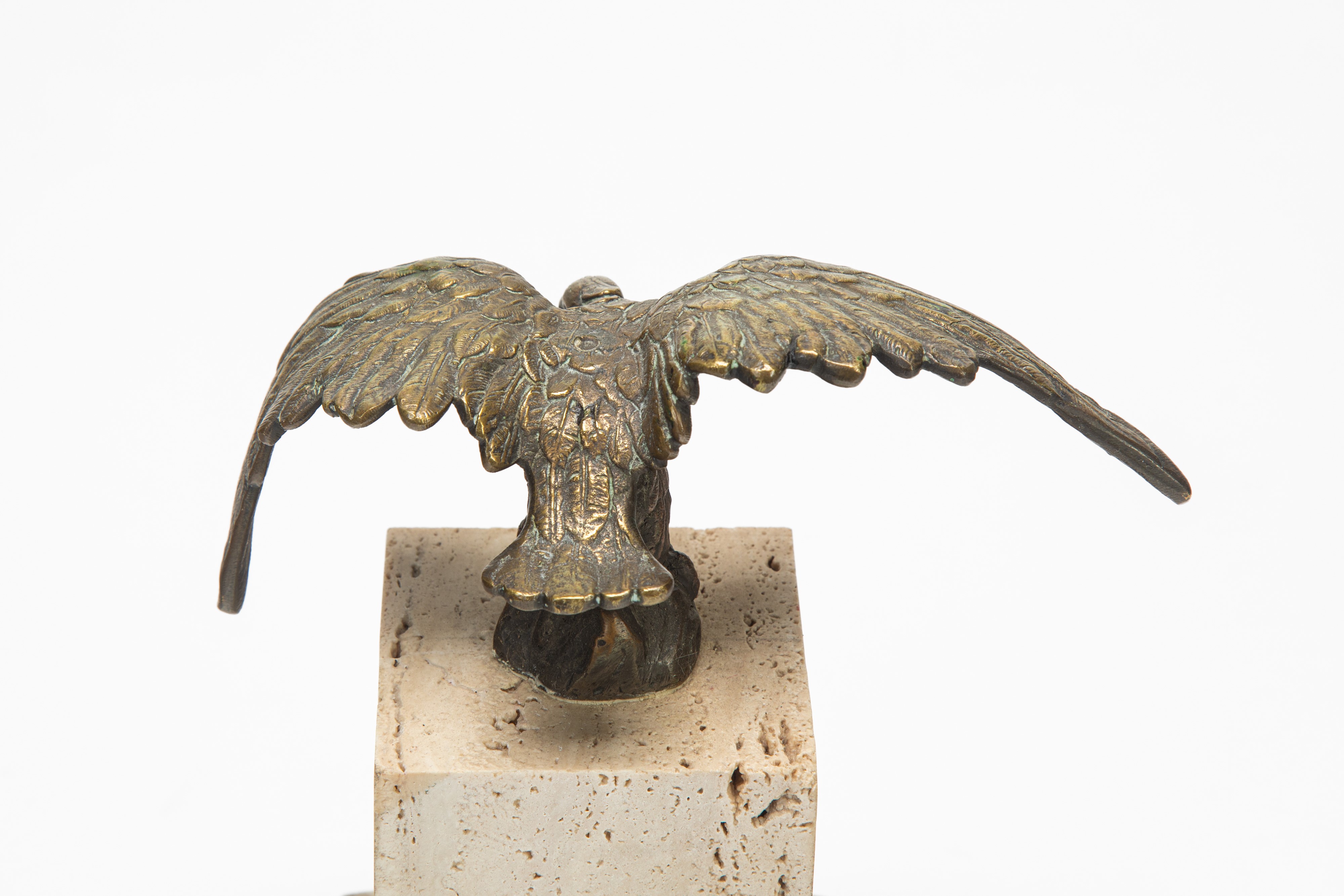 Scultura raffigurante aquila ad ali spiegate, bronzo su base in travertino