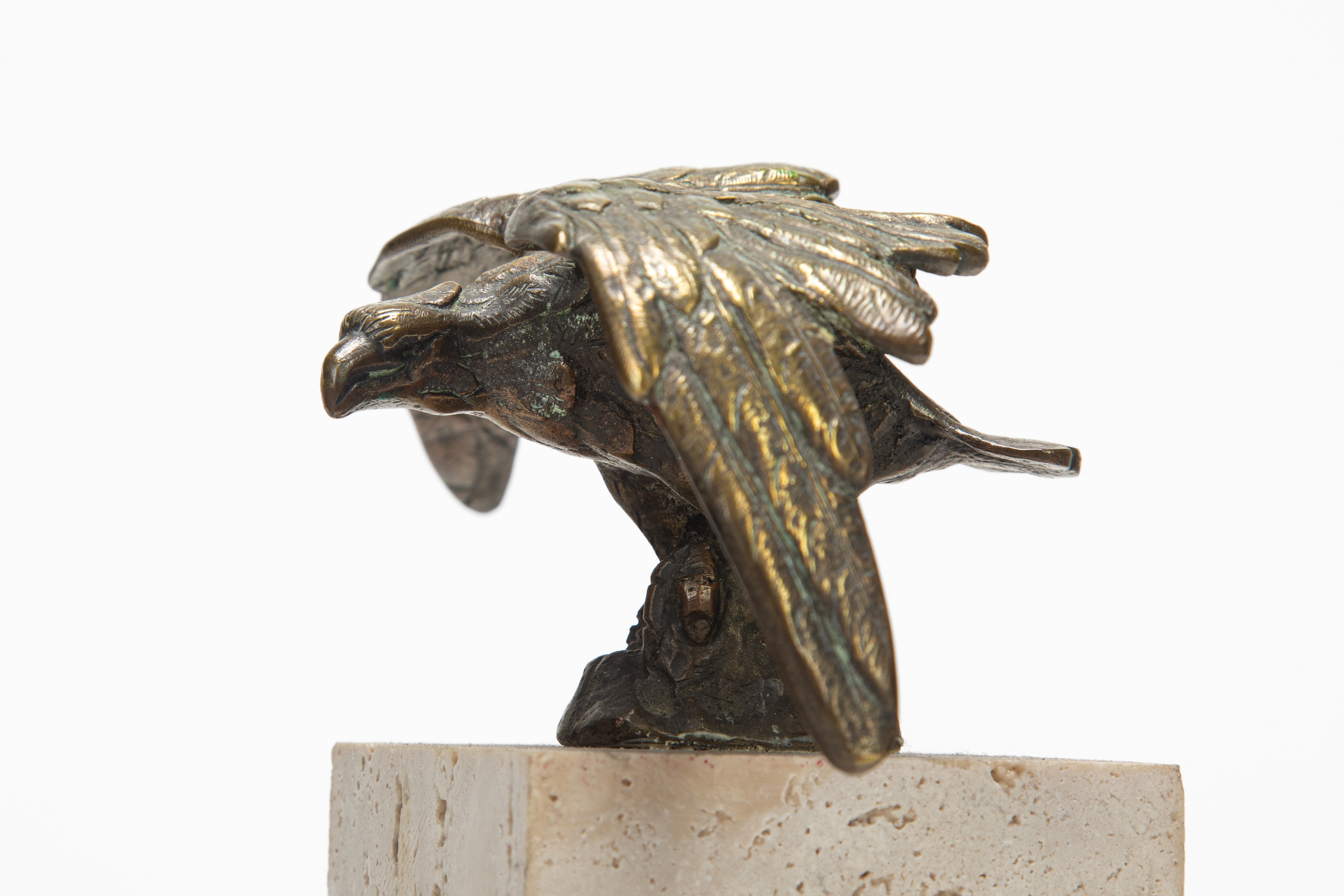 Scultura raffigurante aquila ad ali spiegate, bronzo su base in travertino