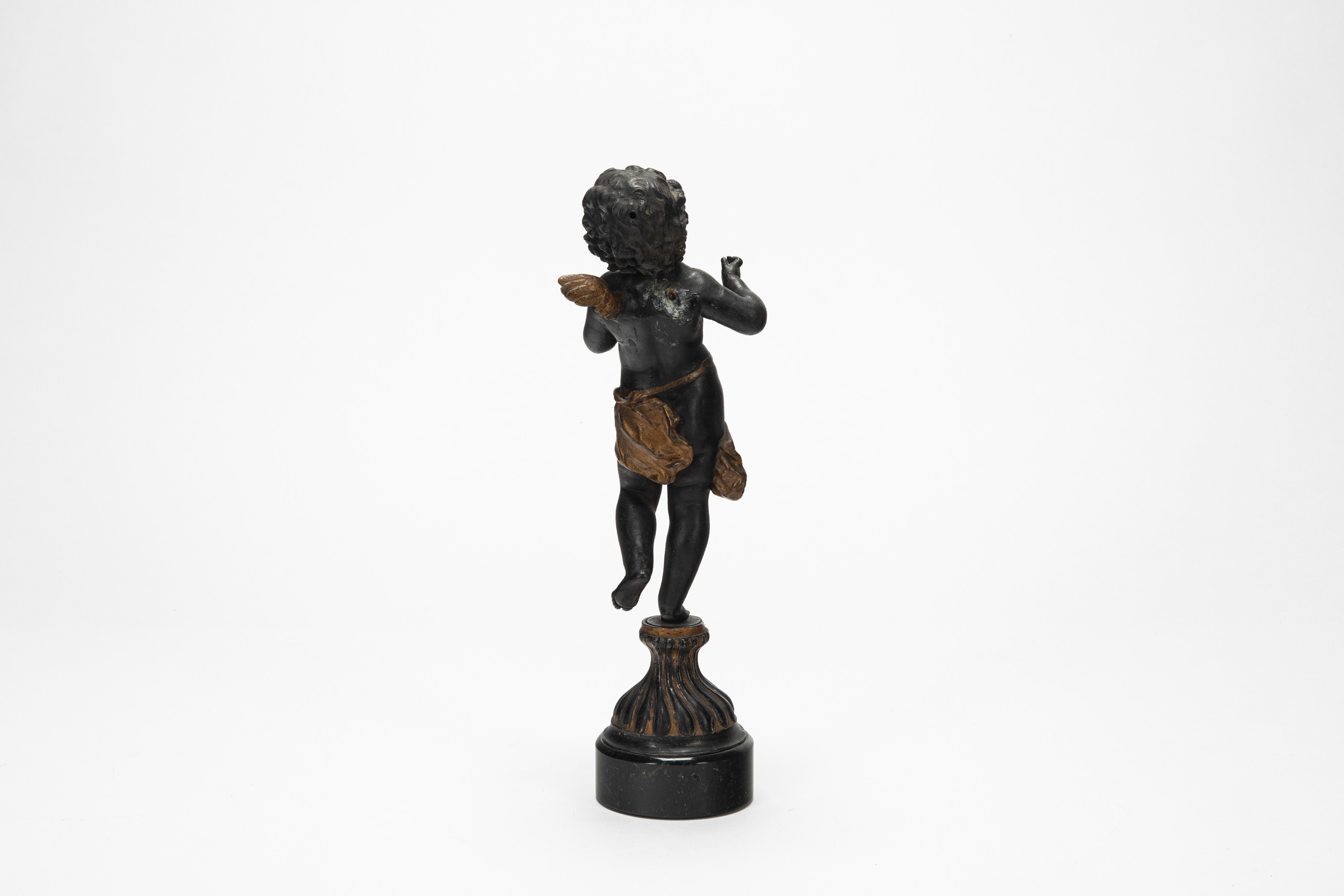 Scultura in bronzo patinato e dorato, raffigurante putto, XIX secolo
