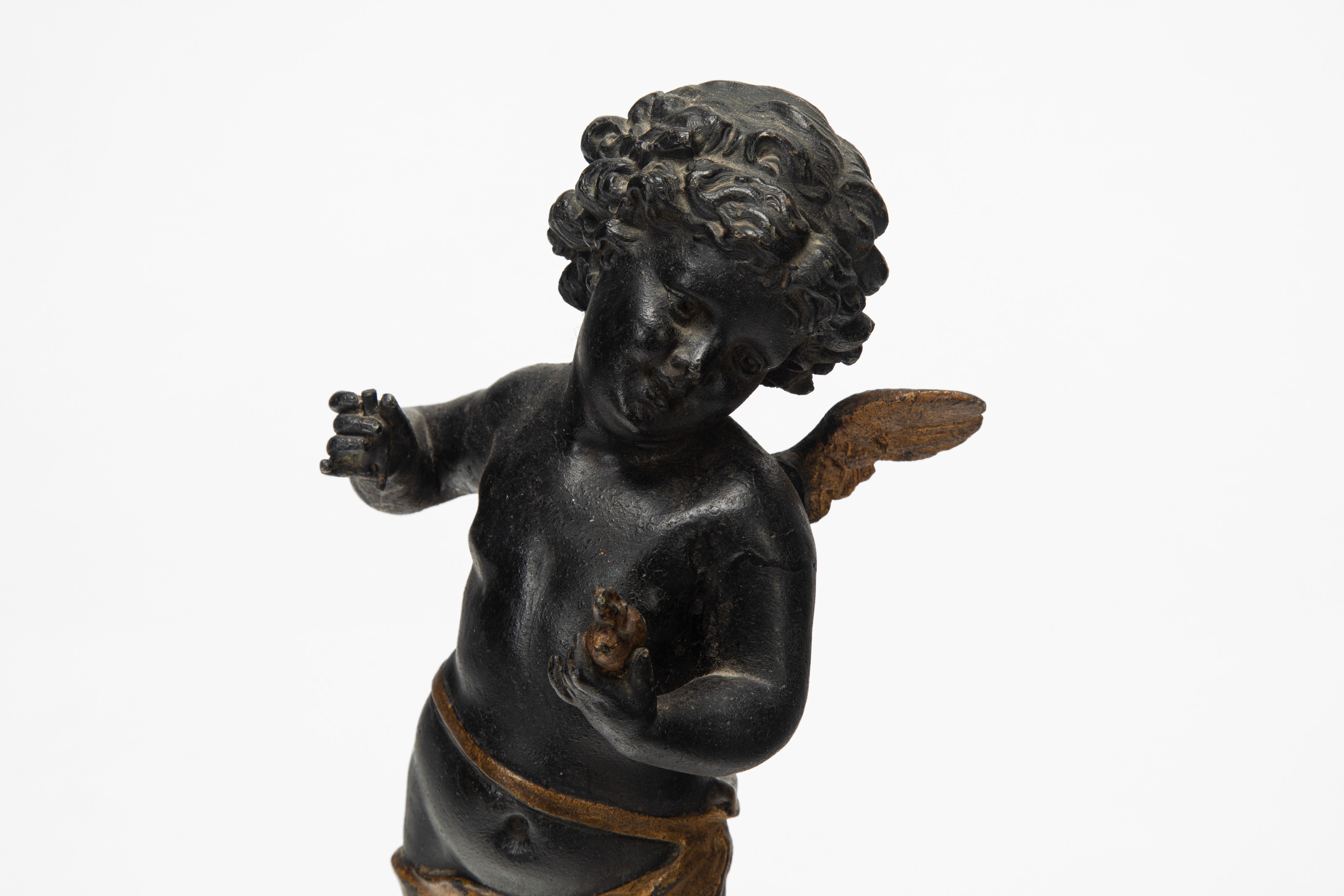 Scultura in bronzo patinato e dorato, raffigurante putto, XIX secolo