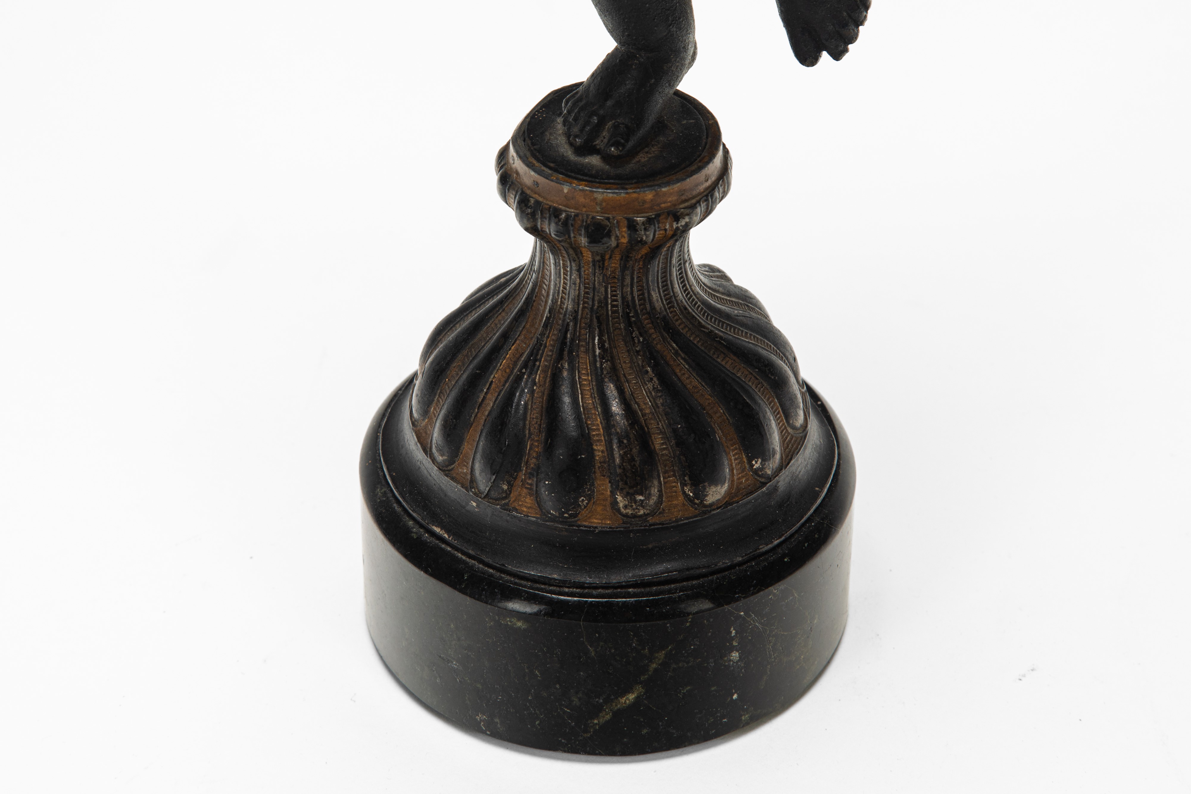 Scultura in bronzo patinato e dorato, raffigurante putto, XIX secolo