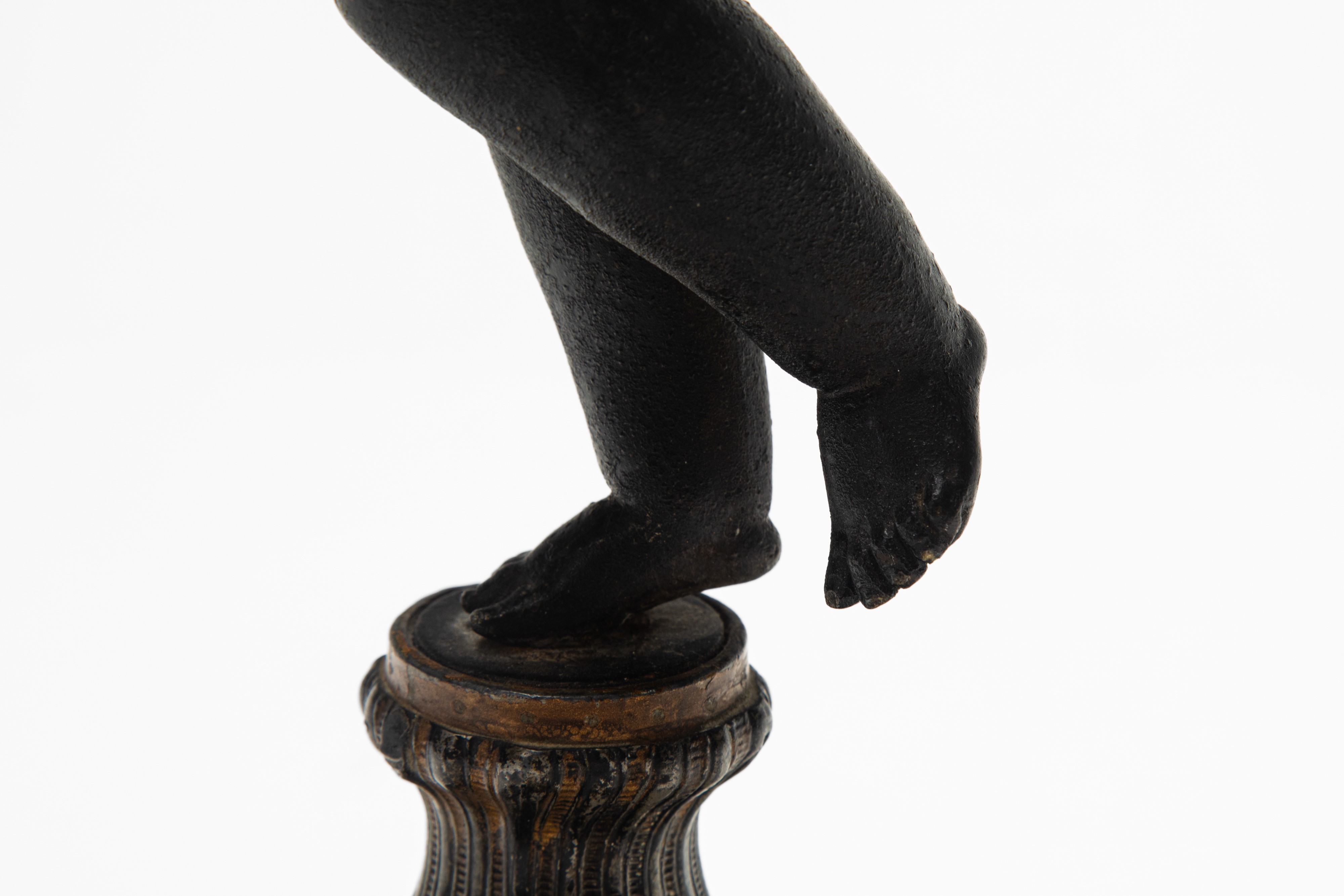 Scultura in bronzo patinato e dorato, raffigurante putto, XIX secolo