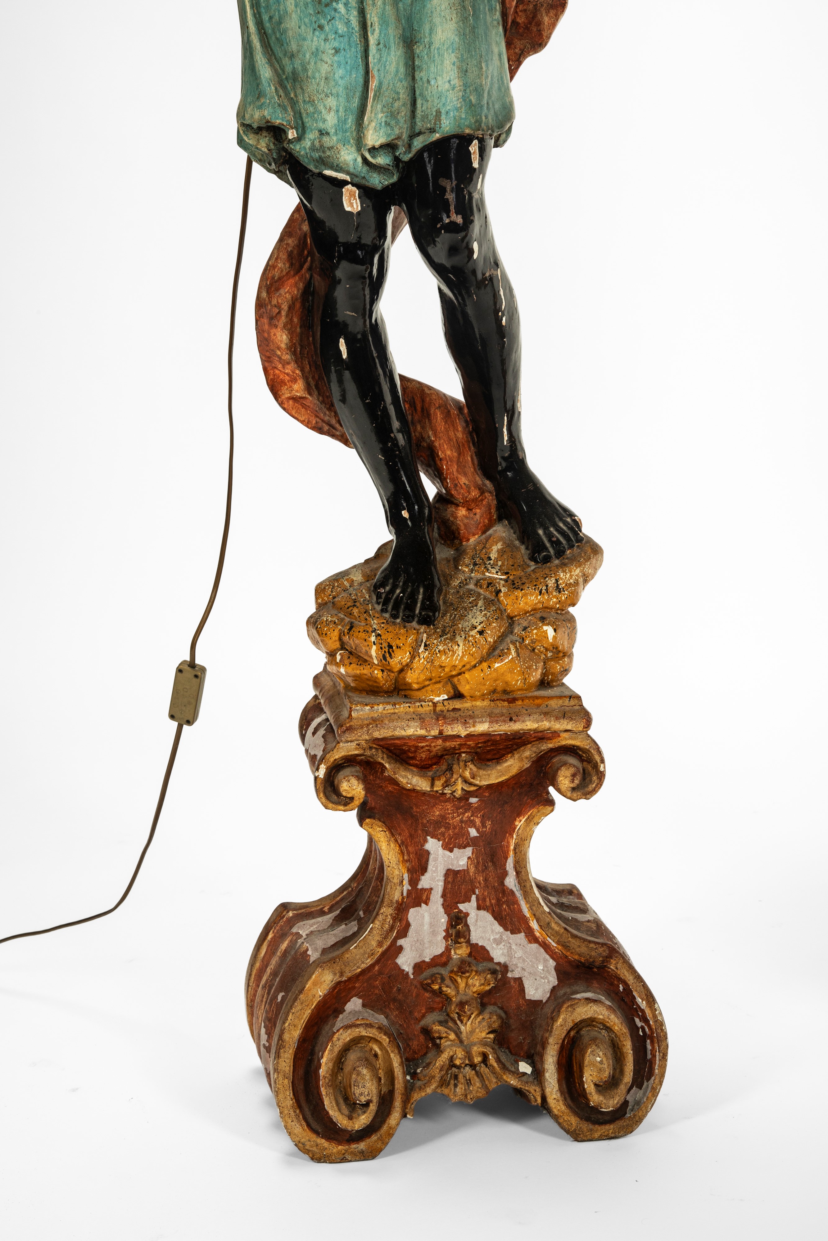 Due mori reggitorcia, in legno laccato, fine secolo XIX