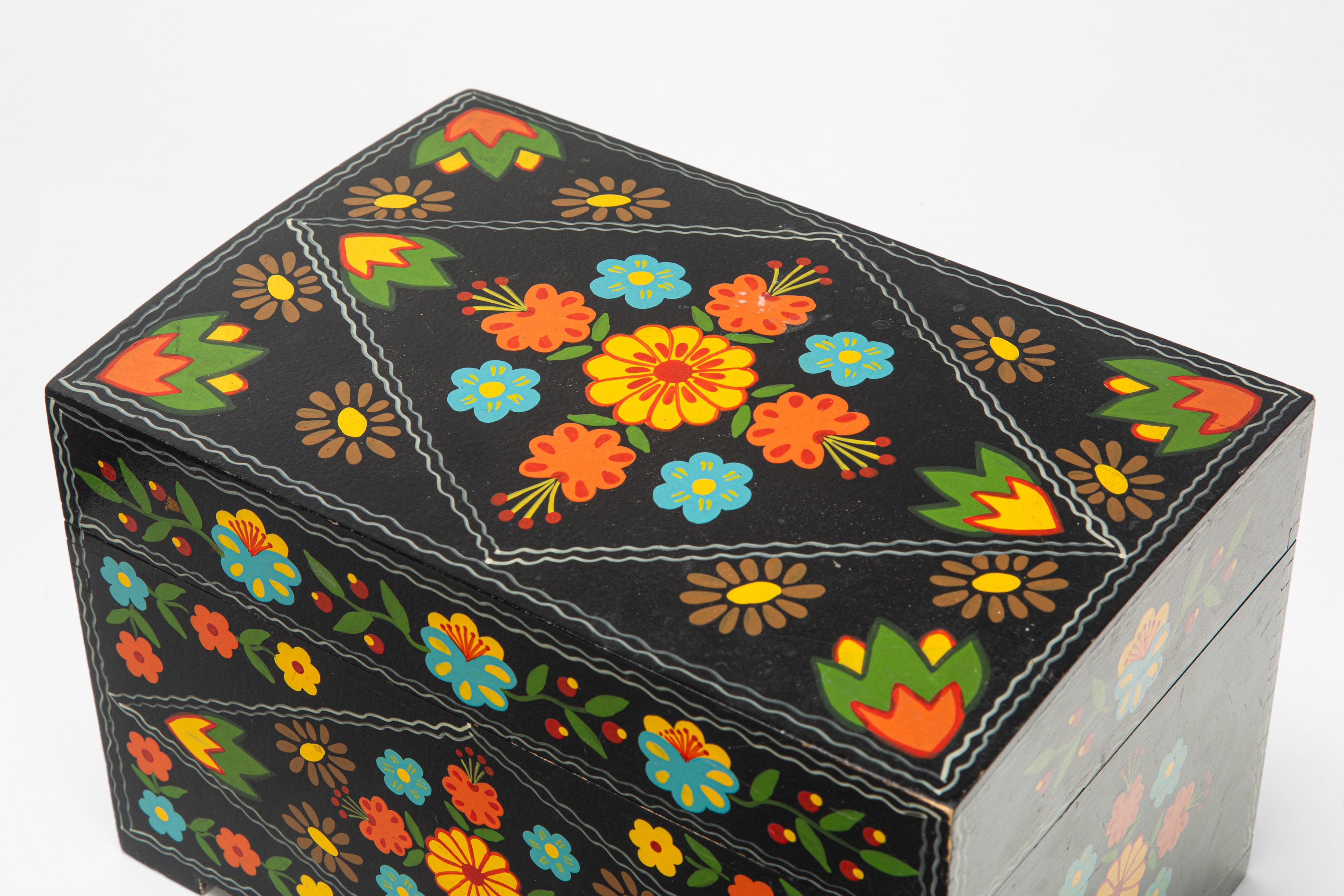 Coppia di scatole russe in legno laccato a fondo nero, decorazione policroma a fiori (Russia, XX ...