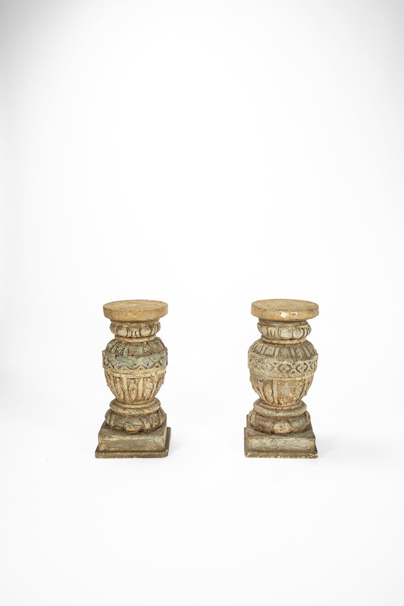 Coppia di basi da tavolo, forma a vaso su base quadrata, decorazioni a rilievo