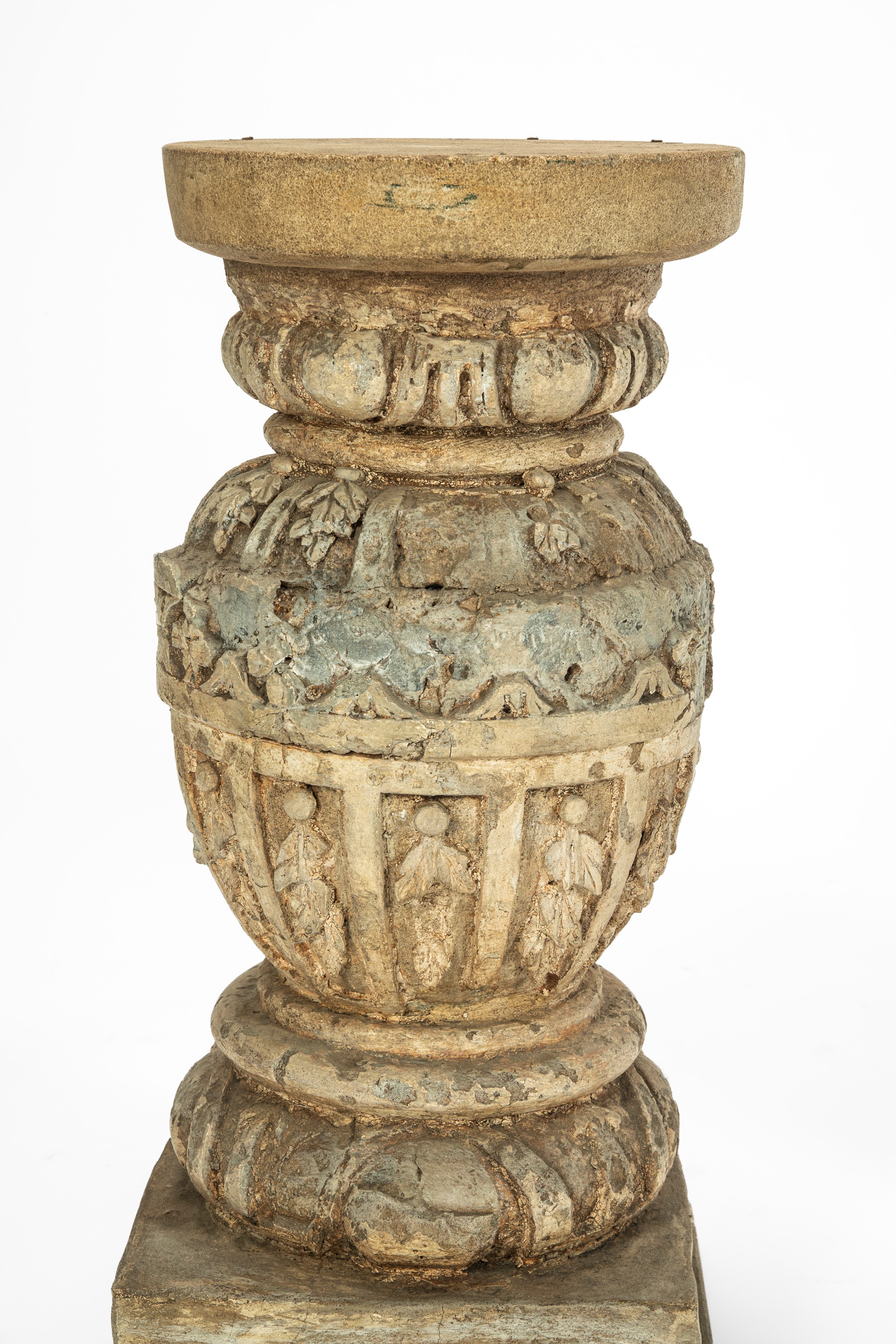 Coppia di basi da tavolo, forma a vaso su base quadrata, decorazioni a rilievo