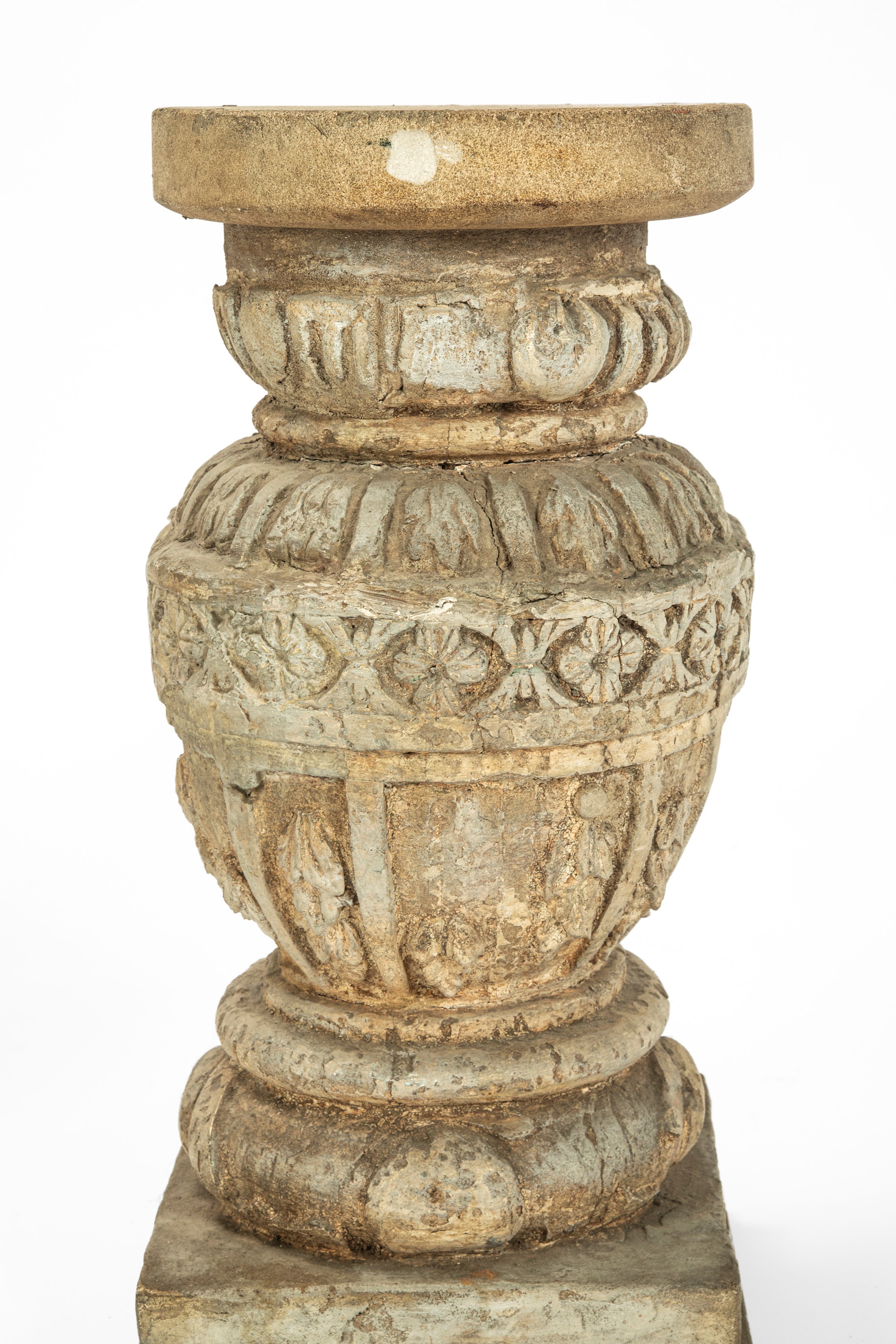 Coppia di basi da tavolo, forma a vaso su base quadrata, decorazioni a rilievo