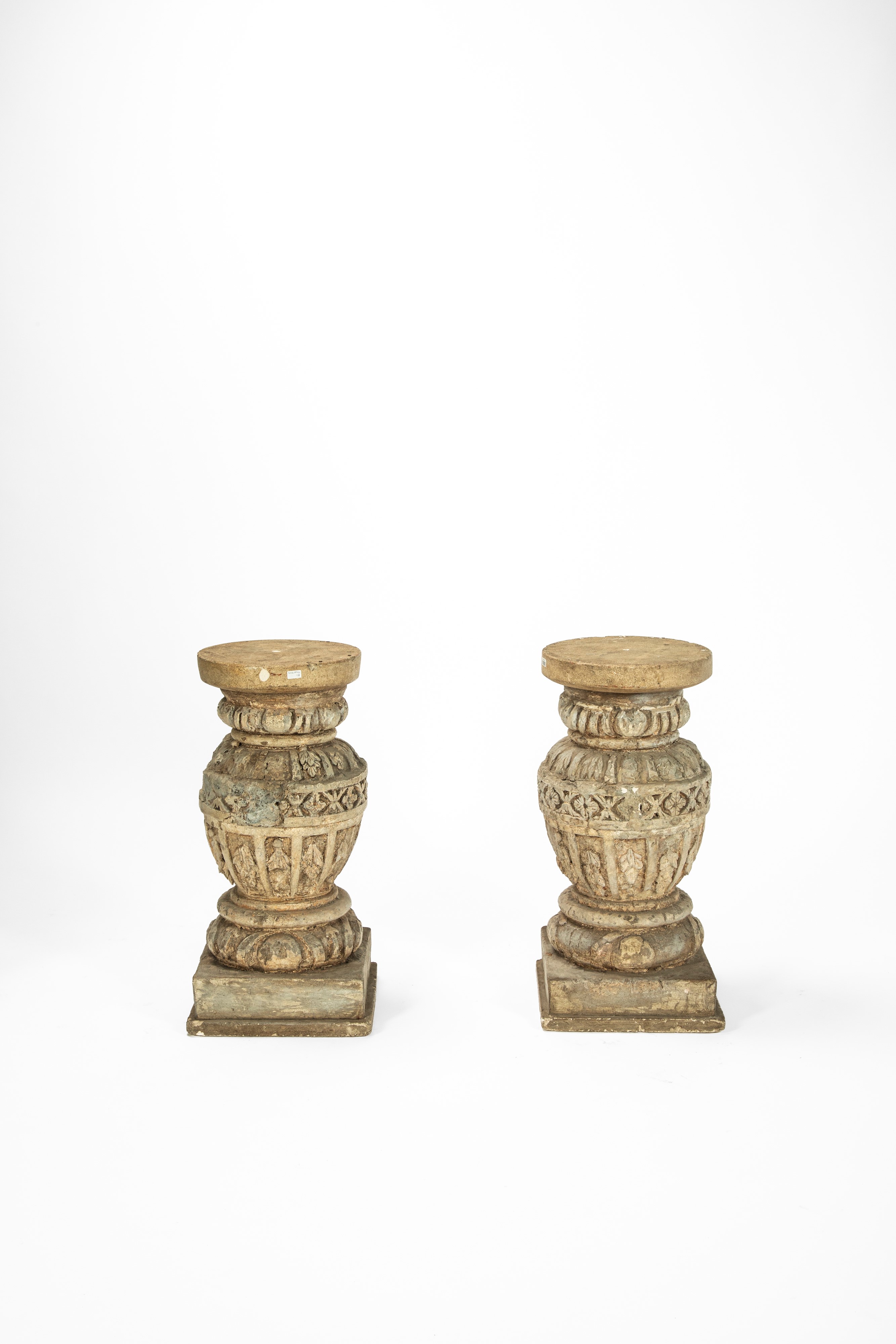 Coppia di basi da tavolo, forma a vaso su base quadrata, decorazioni a rilievo