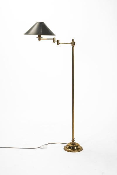 Lampada da terra in ottone con braccio estensibile e base circolare