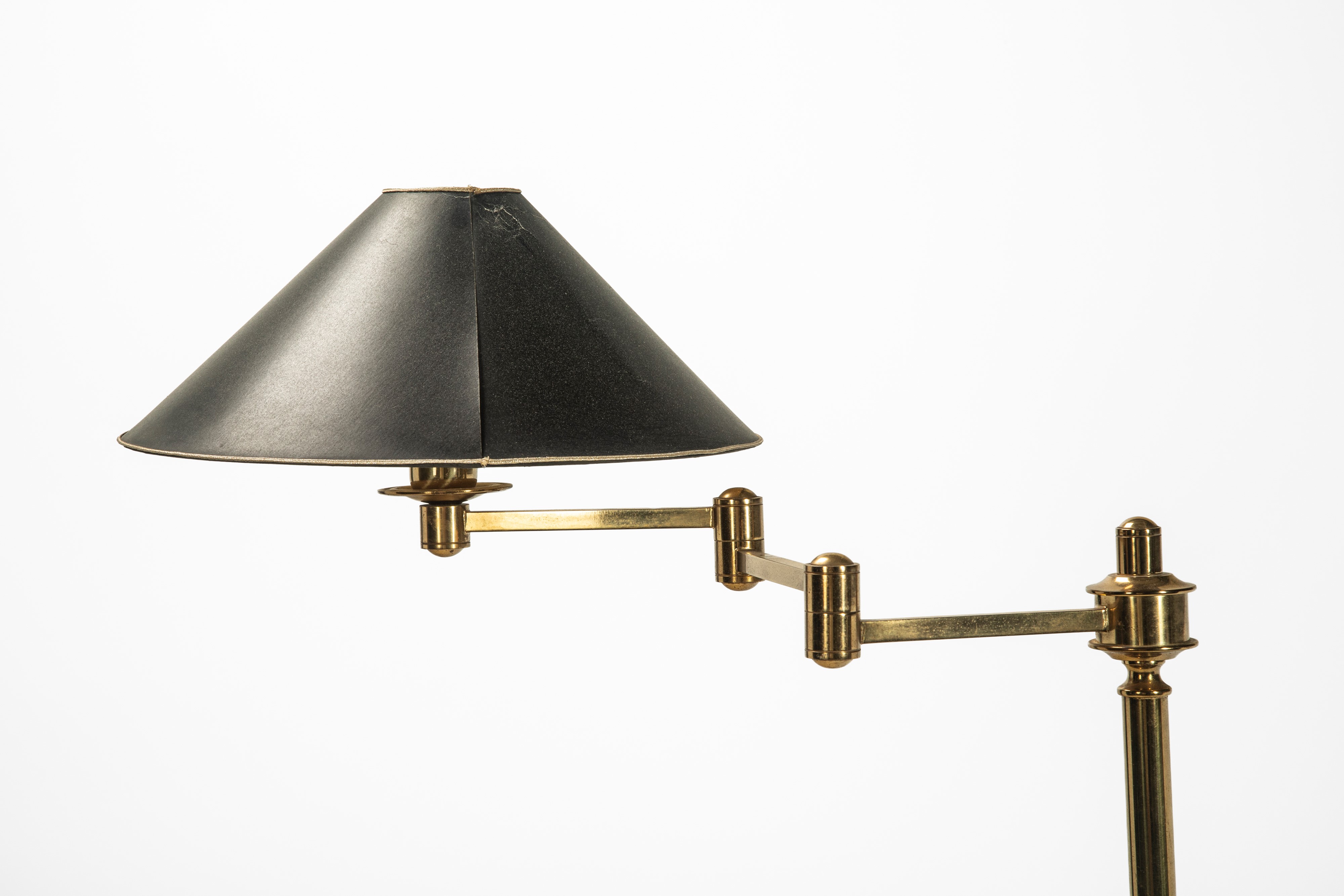 Lampada da terra in ottone con braccio estensibile e base circolare
