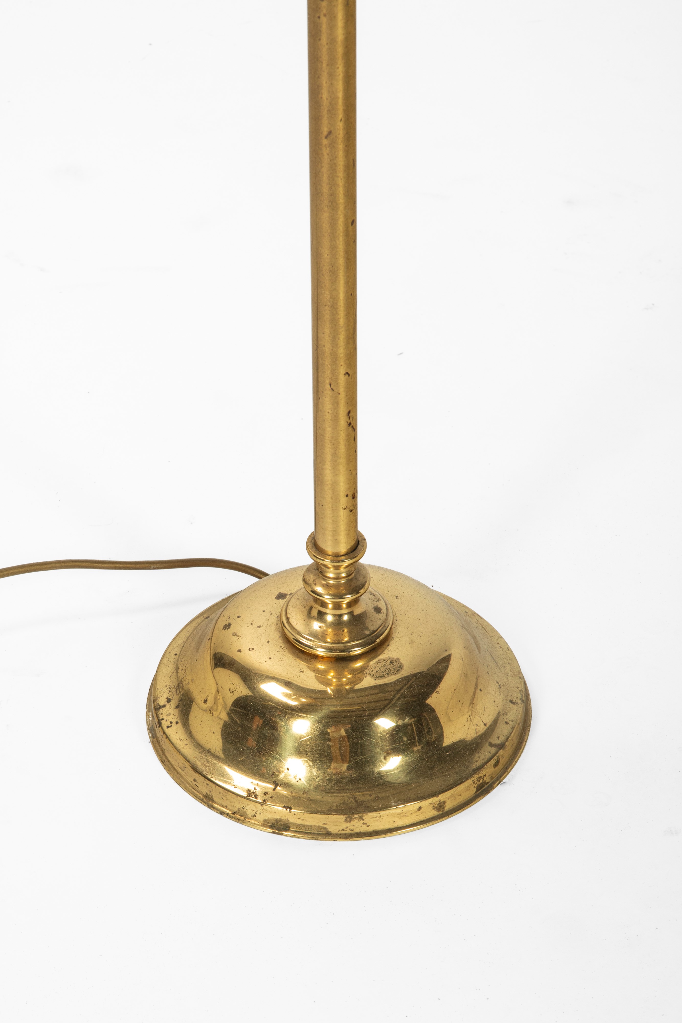 Lampada da terra in ottone con braccio estensibile e base circolare