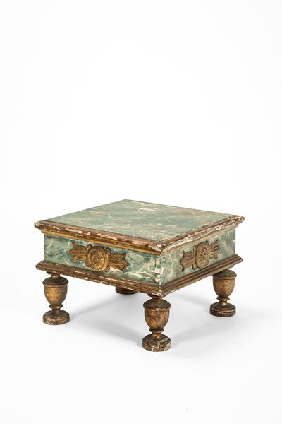 Base circolare in legno laccato e dorato, decorazione classica in rilievo (XIX secolo)