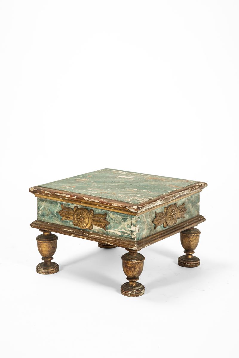 Base circolare in legno laccato e dorato, decorazione classica in rilievo (XIX secolo)