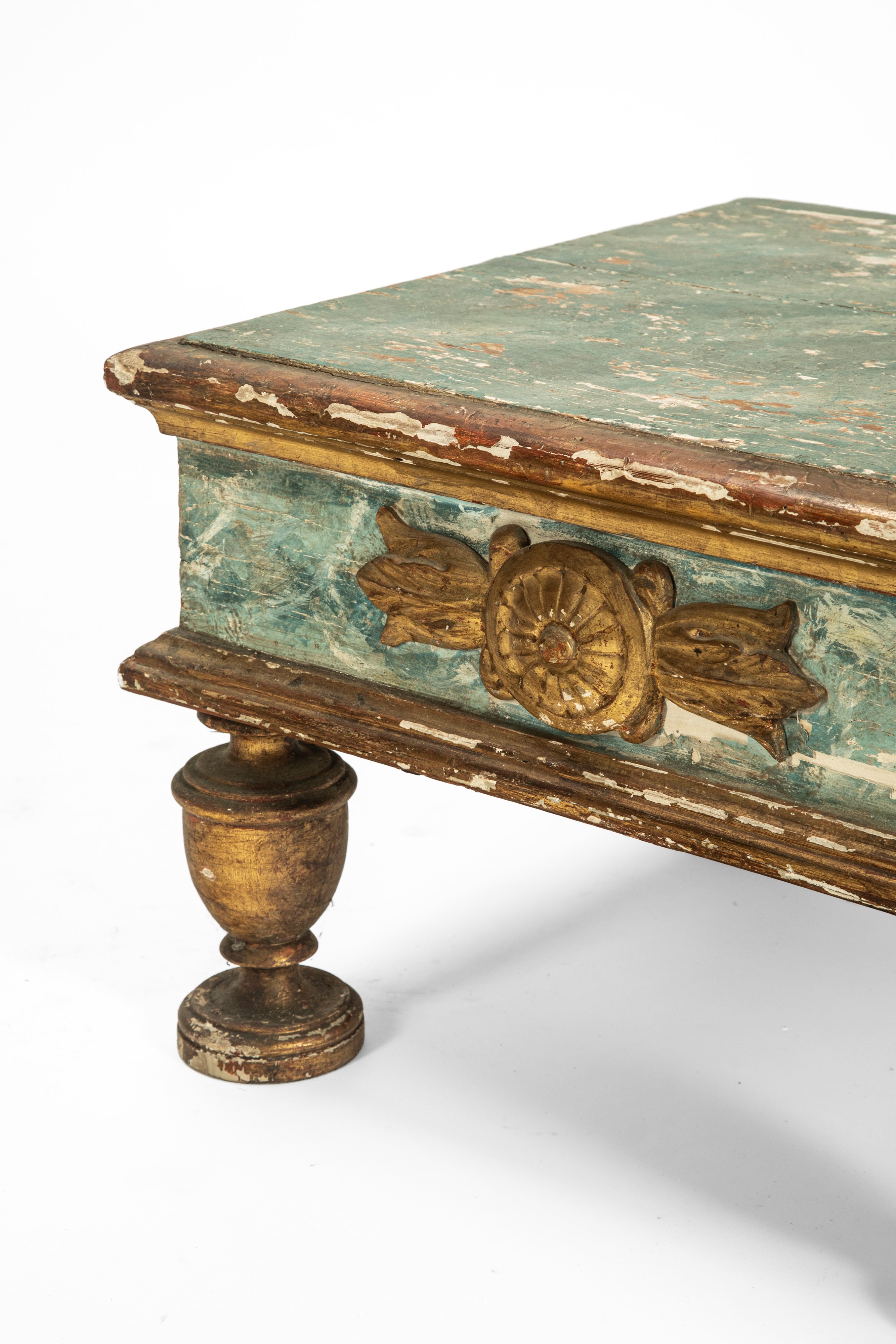 Base circolare in legno laccato e dorato, decorazione classica in rilievo (XIX secolo)