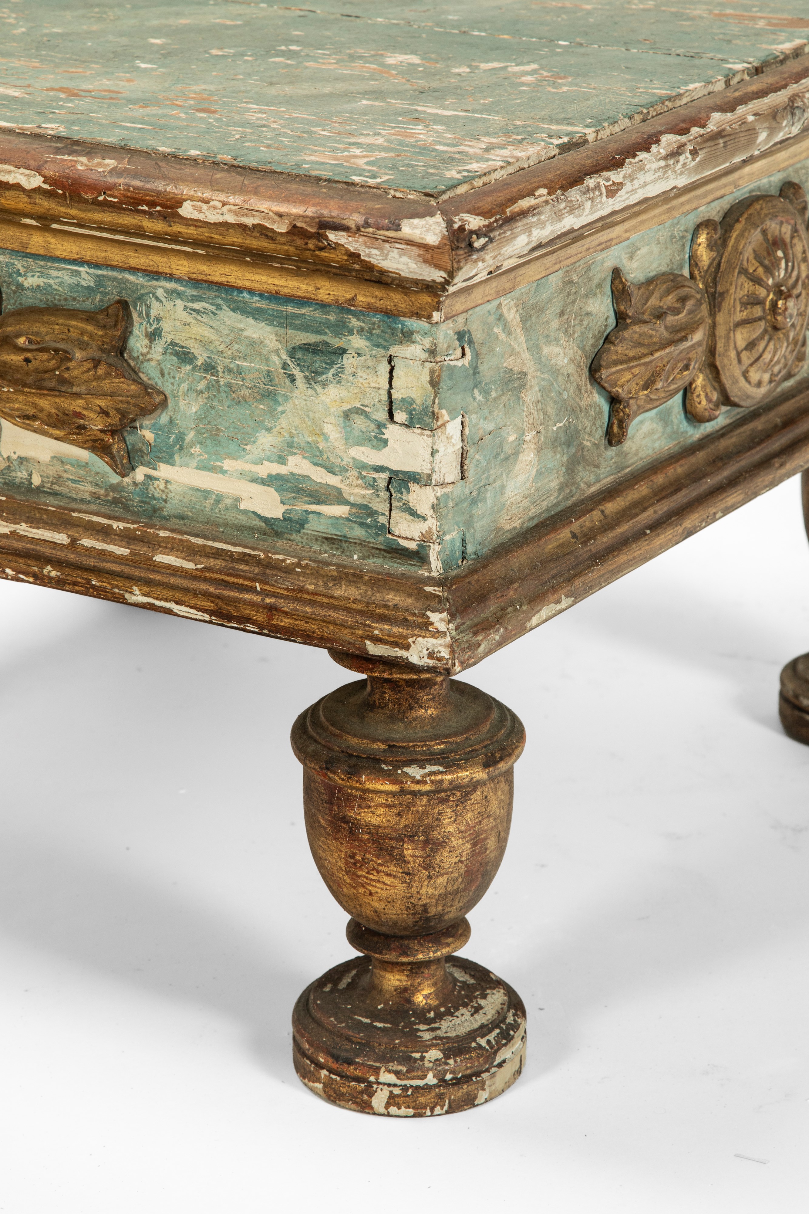 Base circolare in legno laccato e dorato, decorazione classica in rilievo (XIX secolo)