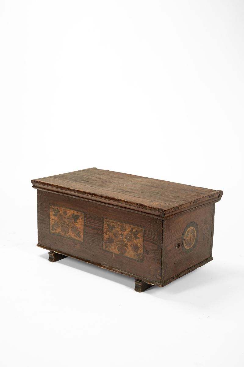 Piccola cassapanca in legno dipinto, secolo XX, cornici floreali