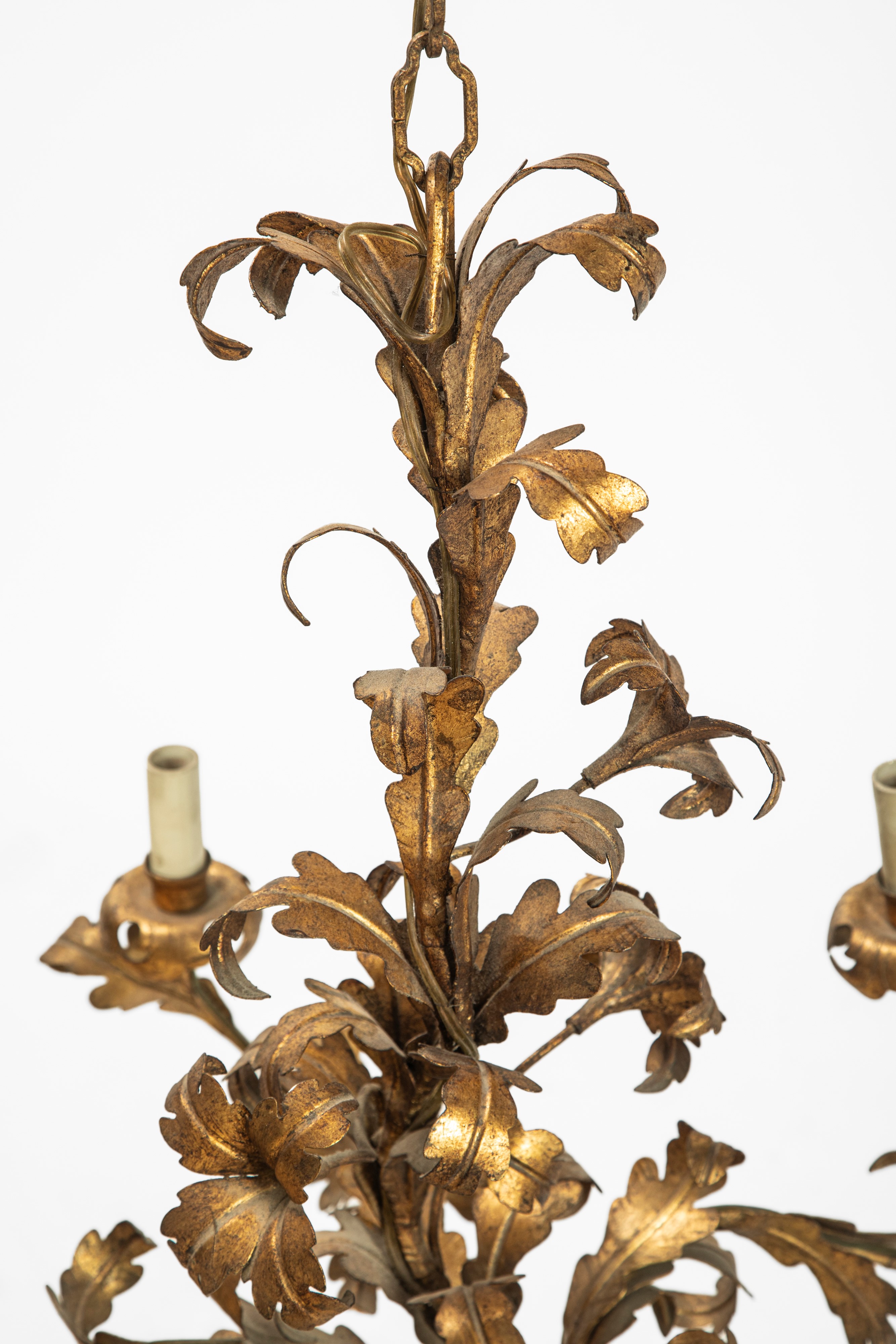 Coppia di lampadari in metallo dorato a cinque luci, bracci a volute fogliate, secolo XIX-XX