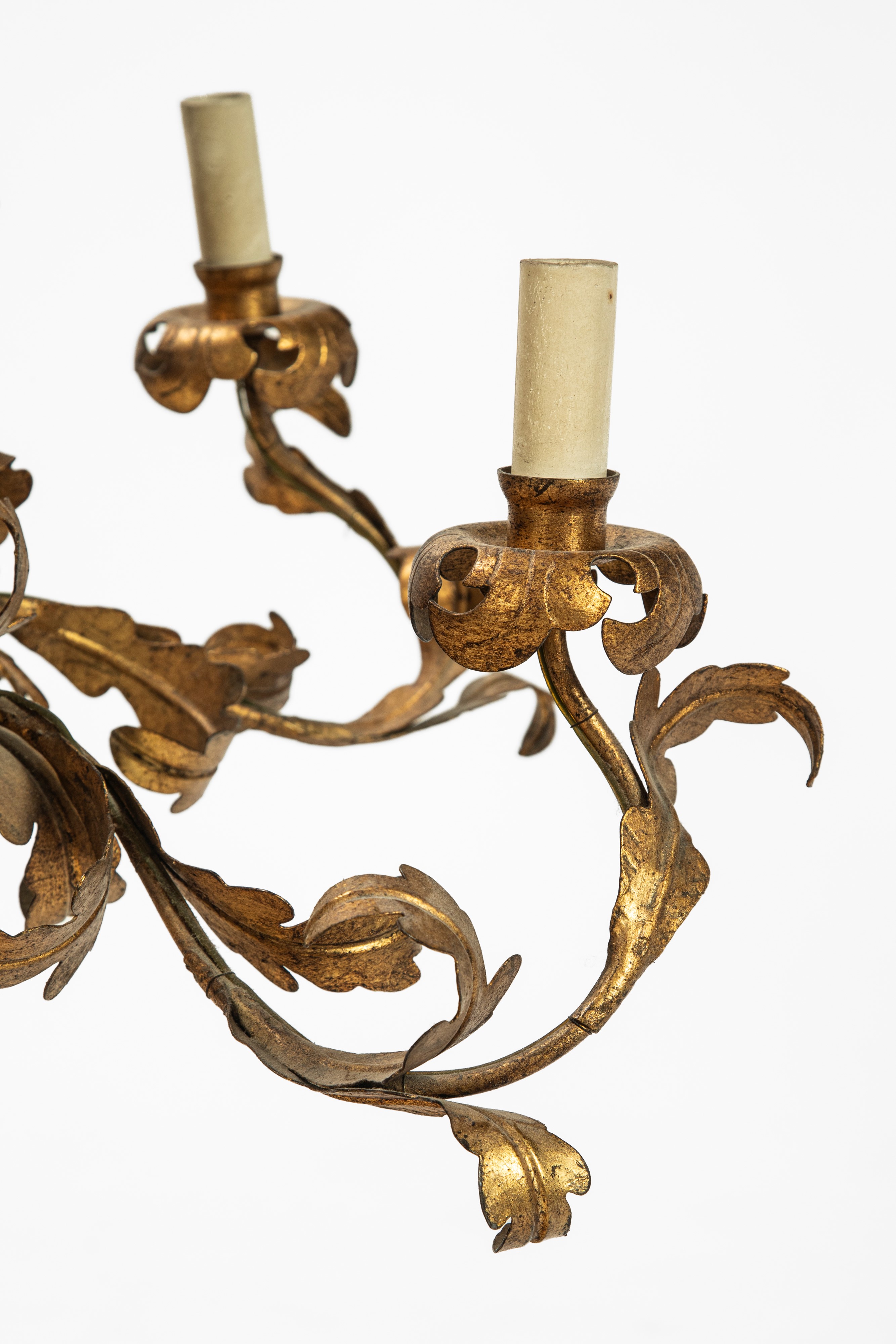 Coppia di lampadari in metallo dorato a cinque luci, bracci a volute fogliate, secolo XIX-XX