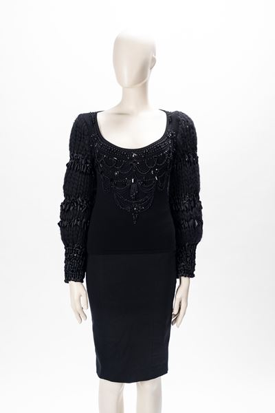 Top in lana nera con ricamo in perline di vetro e inserti in raso