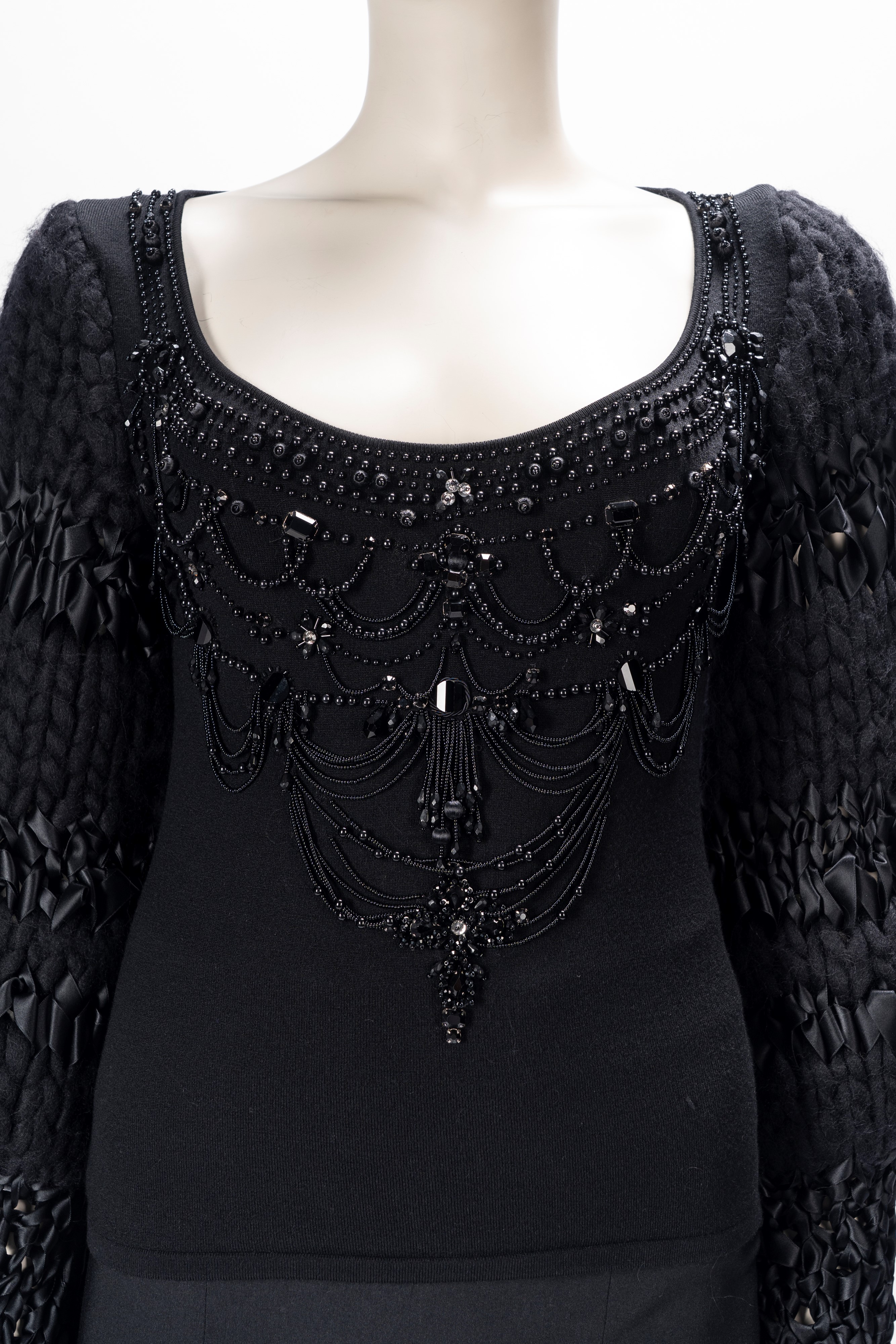 Valentino - Top in lana nera con ricamo in perline di vetro e inserti in raso