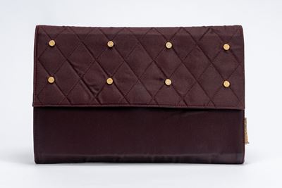 Pochette in tessuto color cioccolato con dettagli in metallo dorato