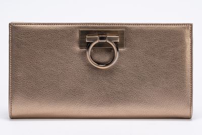 Borsa pochette in pelle color bronzo con tracolla a catena